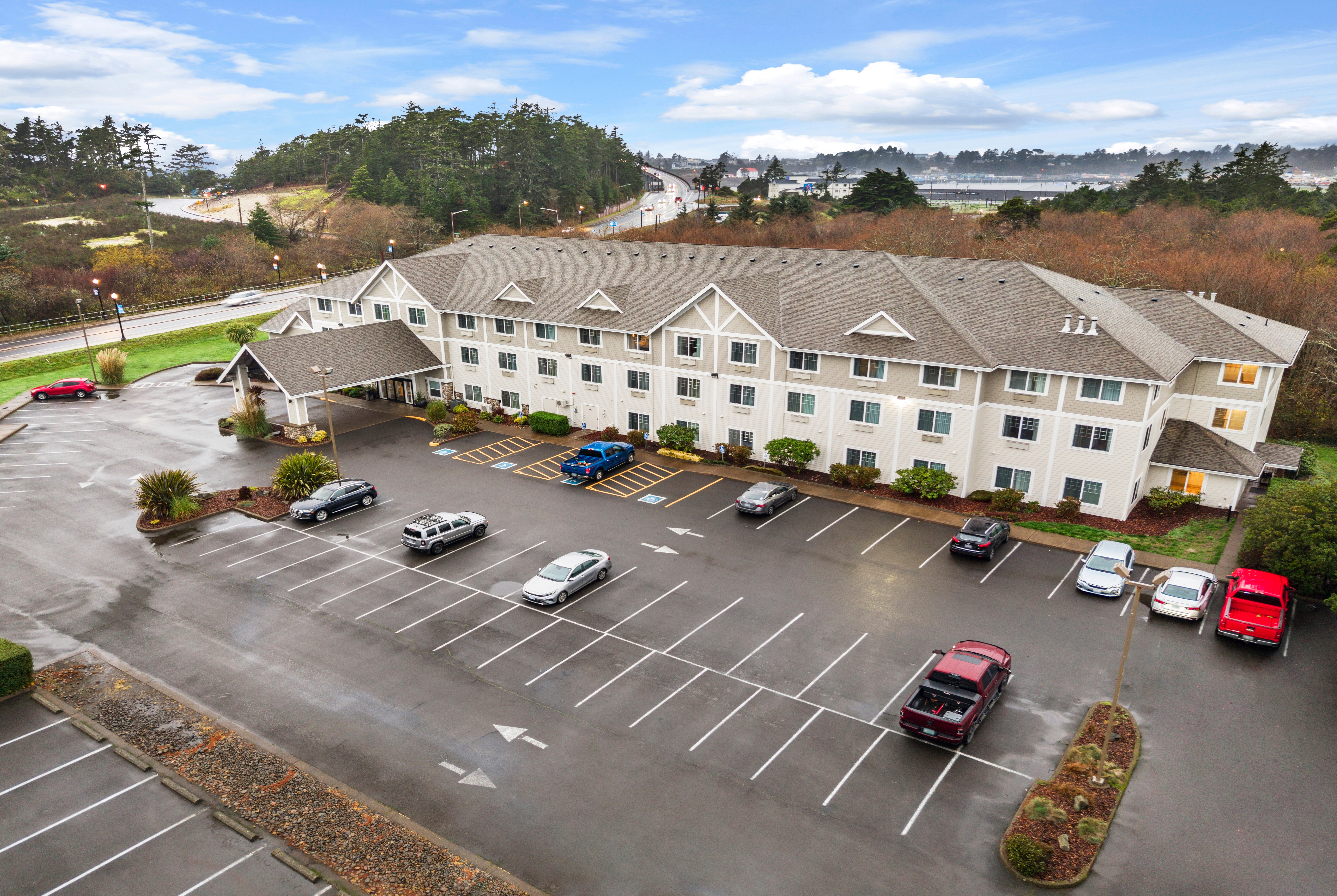 Exterior of La Quinta Inn & Suites by Wyndham Newport hotel in Newport, Oregon