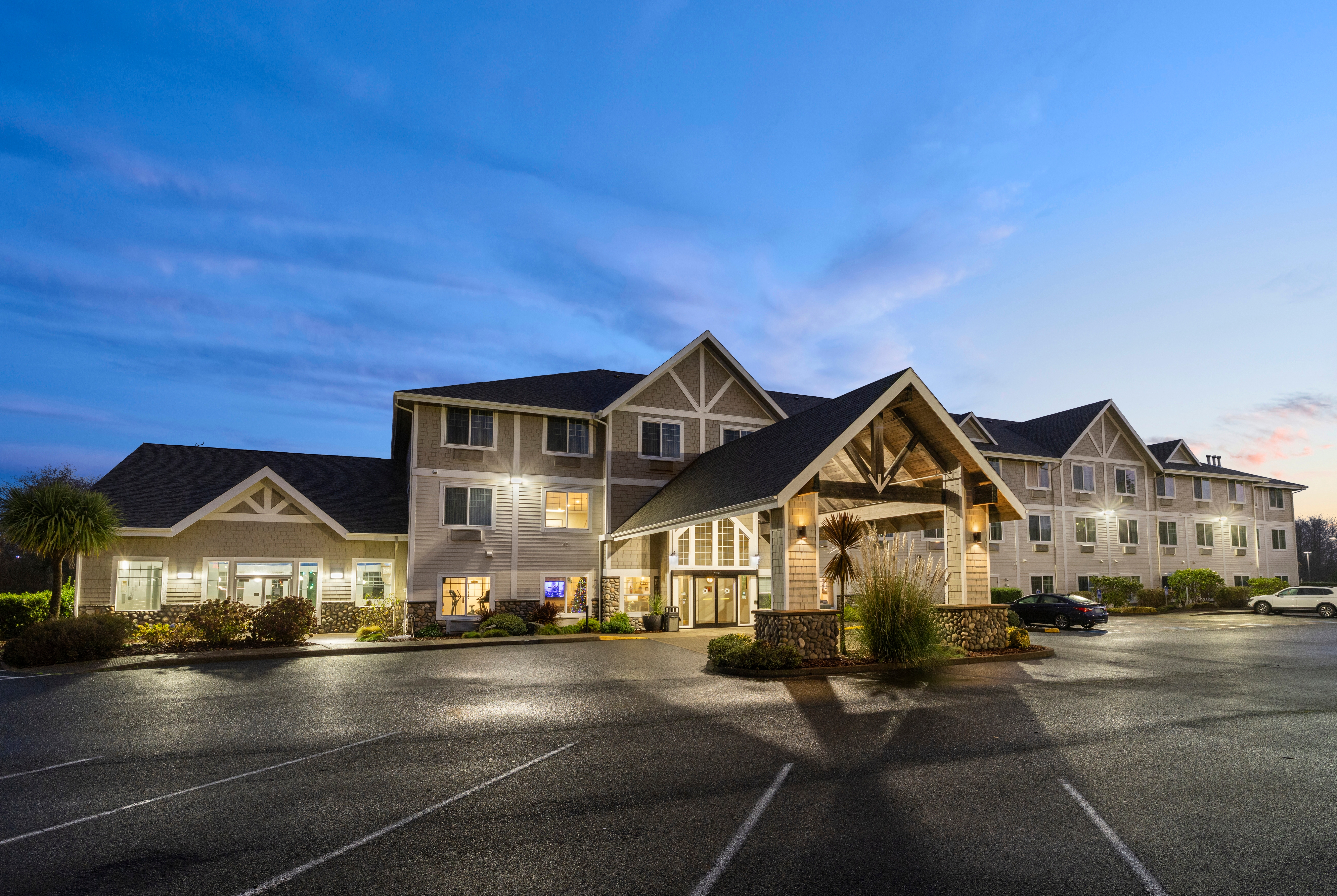 Exterior of La Quinta Inn & Suites by Wyndham Newport hotel in Newport, Oregon