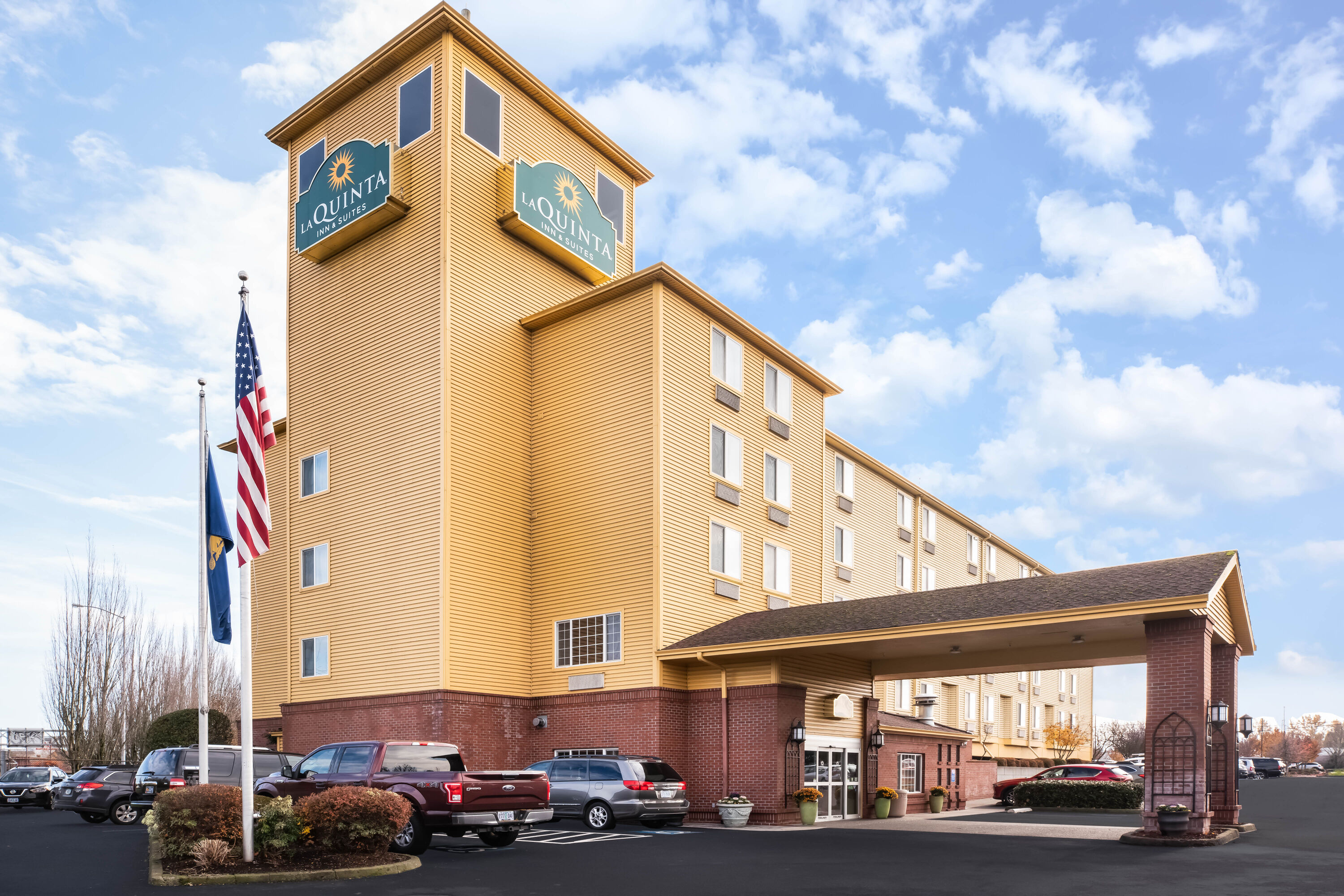 Exterior Day Image of La Quinta Inn & Suites by Wyndham Portland Airport hotel in Portland, Oregon