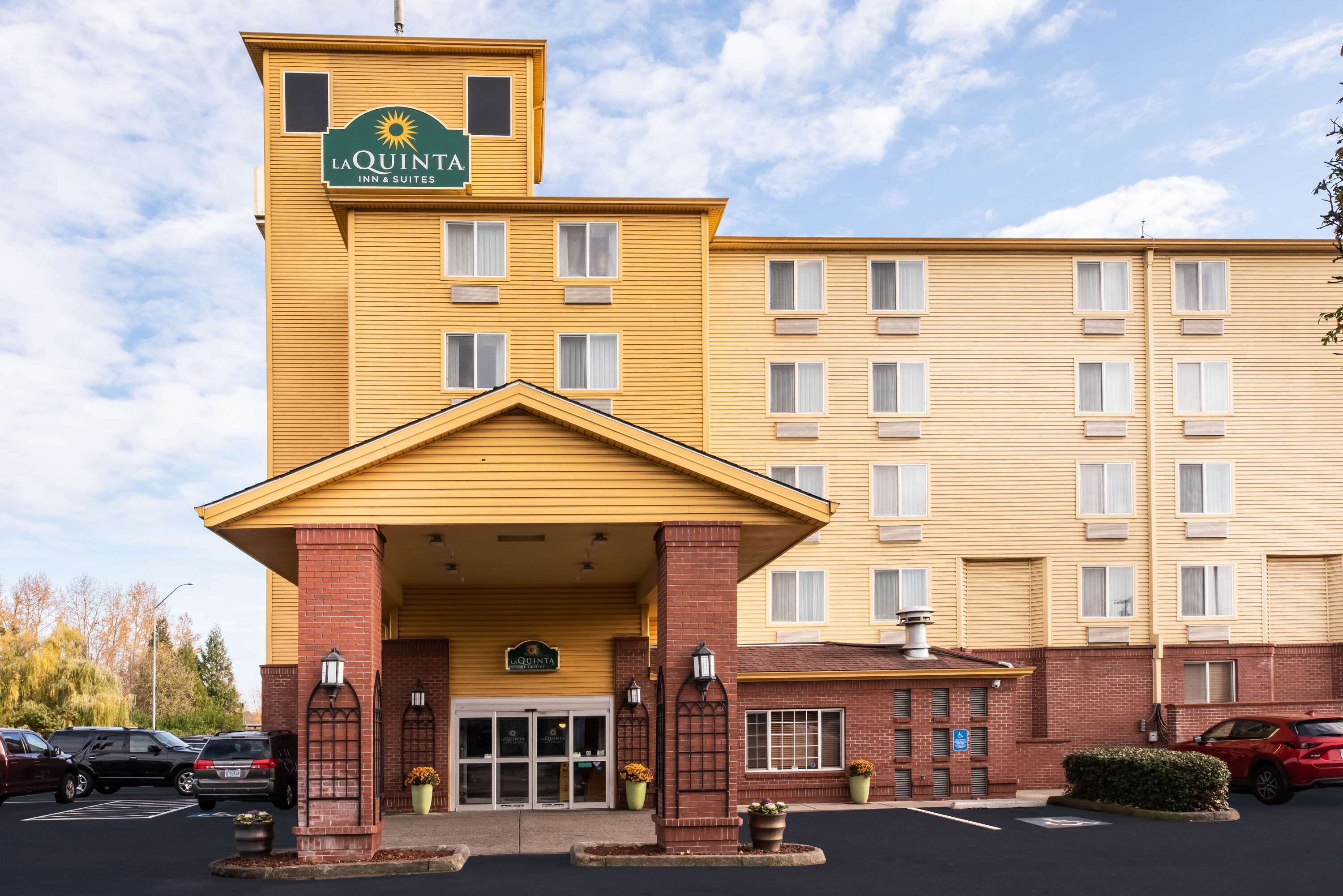 Exterior Day Image of La Quinta Inn & Suites by Wyndham Portland Airport hotel in Portland, Oregon