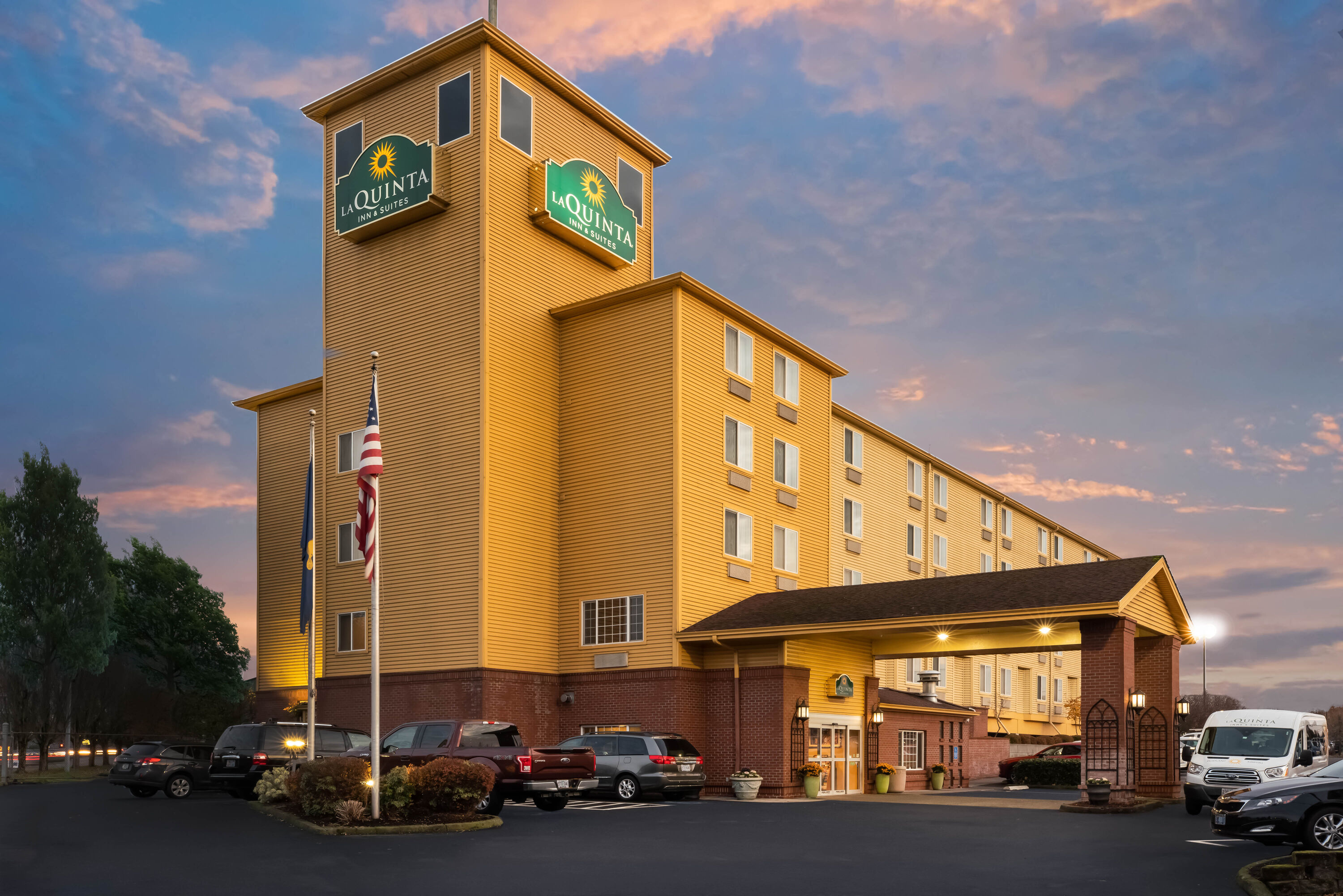 Exterior Dusk Image of La Quinta Inn & Suites by Wyndham Portland Airport hotel in Portland, Oregon