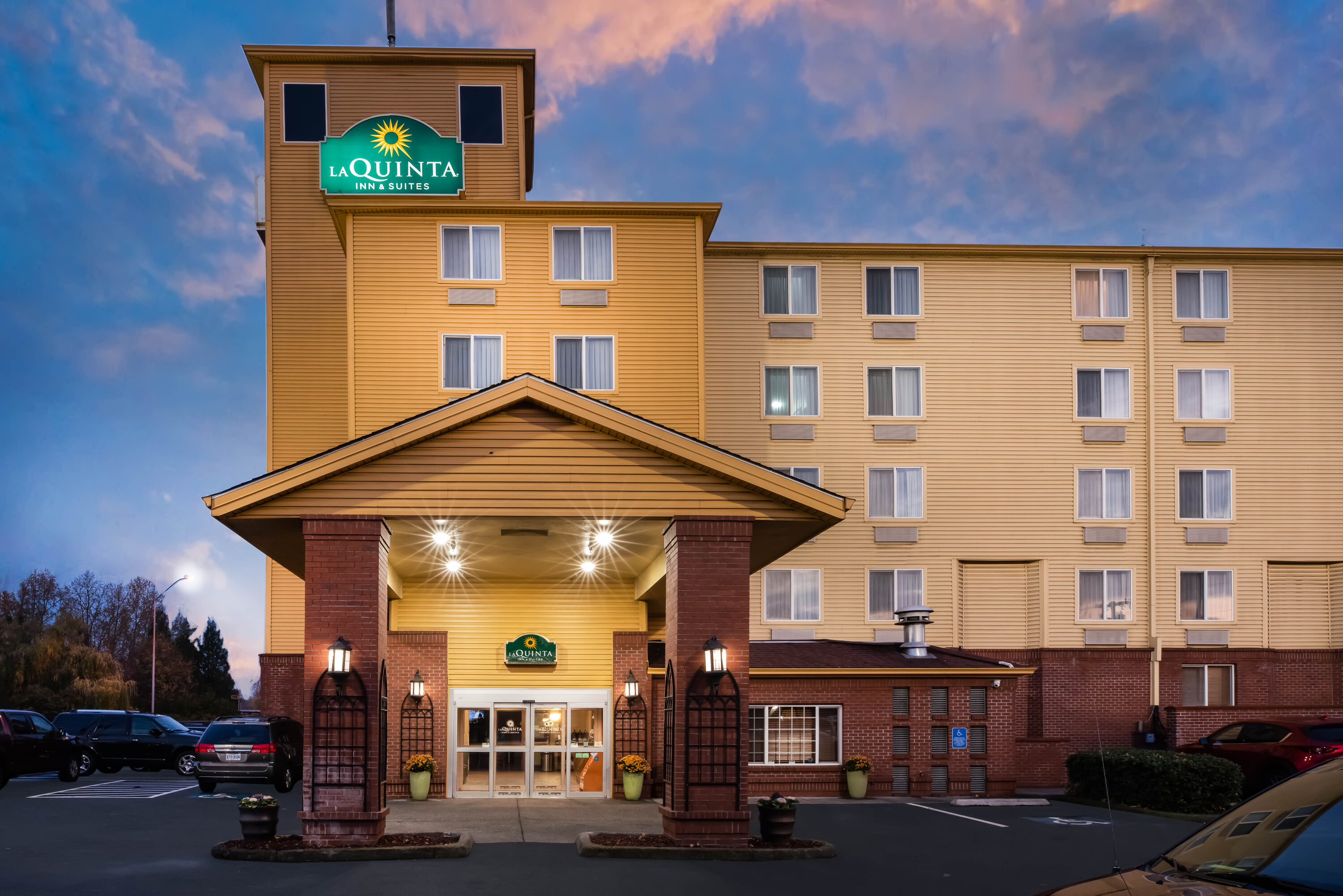 Exterior Dusk Image of La Quinta Inn & Suites by Wyndham Portland Airport hotel in Portland, Oregon