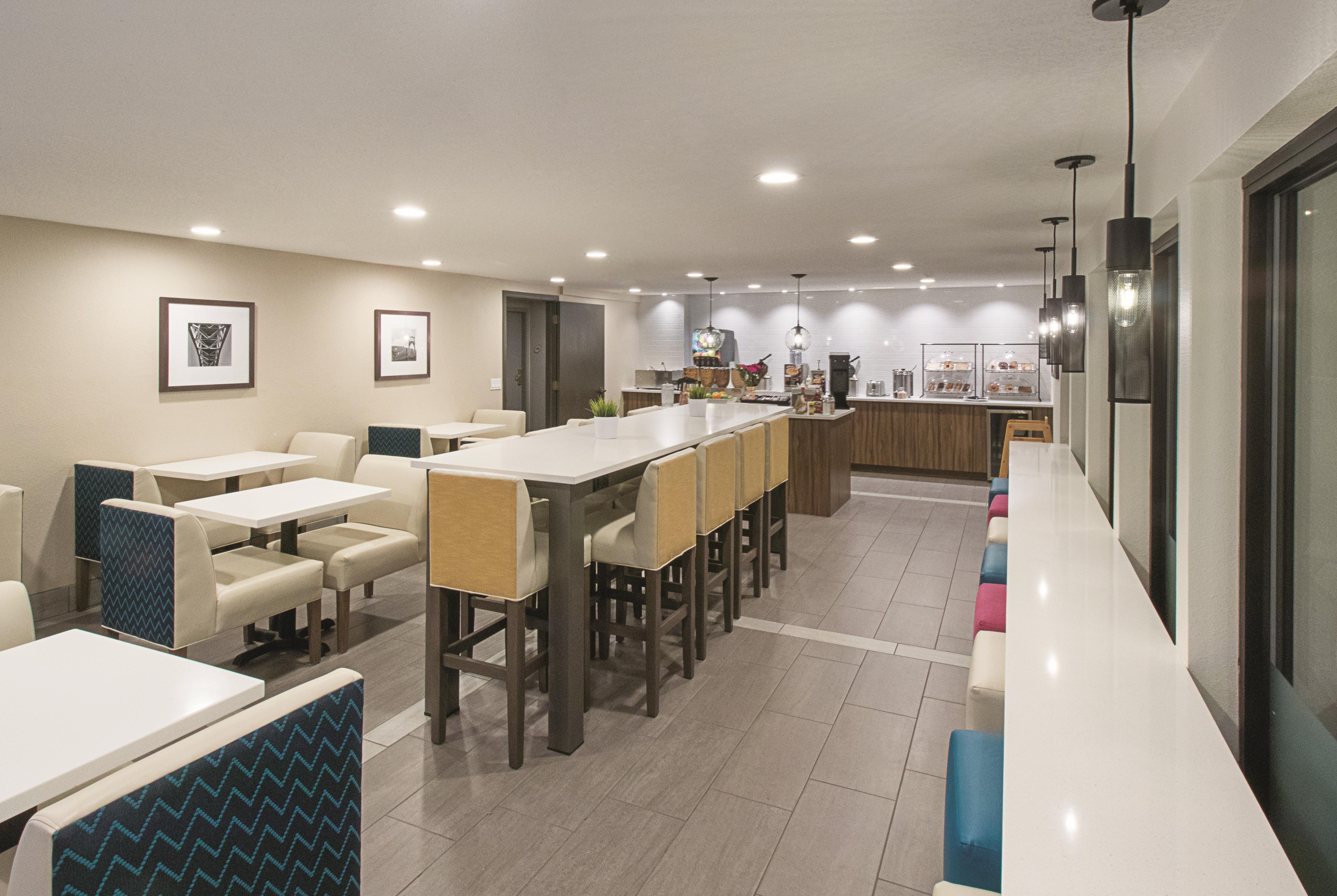 La Quinta Inn & Suites by Wyndham Portland NW restaurant breakfast area with seating in Portland, Oregon