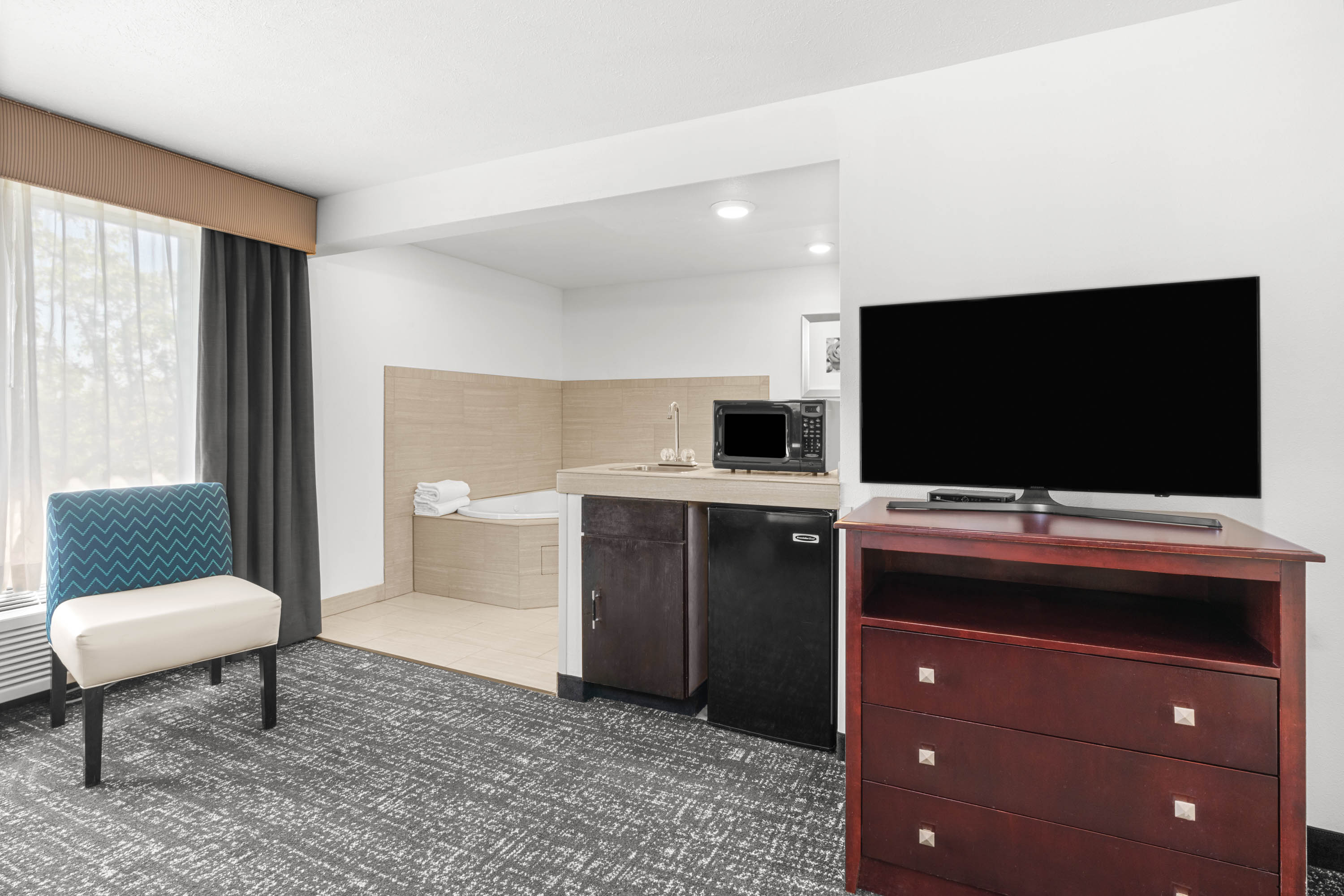 La Quinta Inn & Suites by Wyndham Portland NW suite in Portland, Oregon