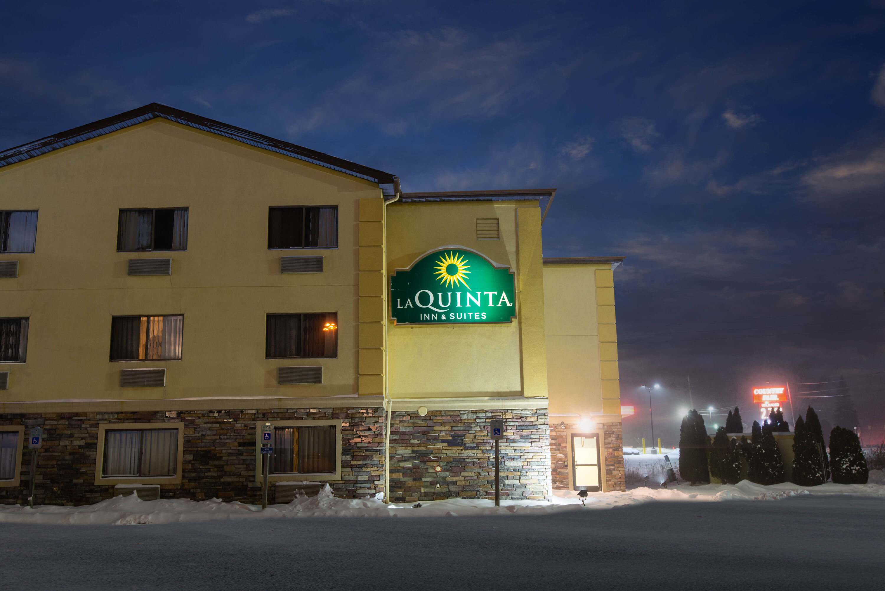 Exterior Dusk Image of La Quinta Inn & Suites by Wyndham Erie hotel in Erie, Pennsylvania