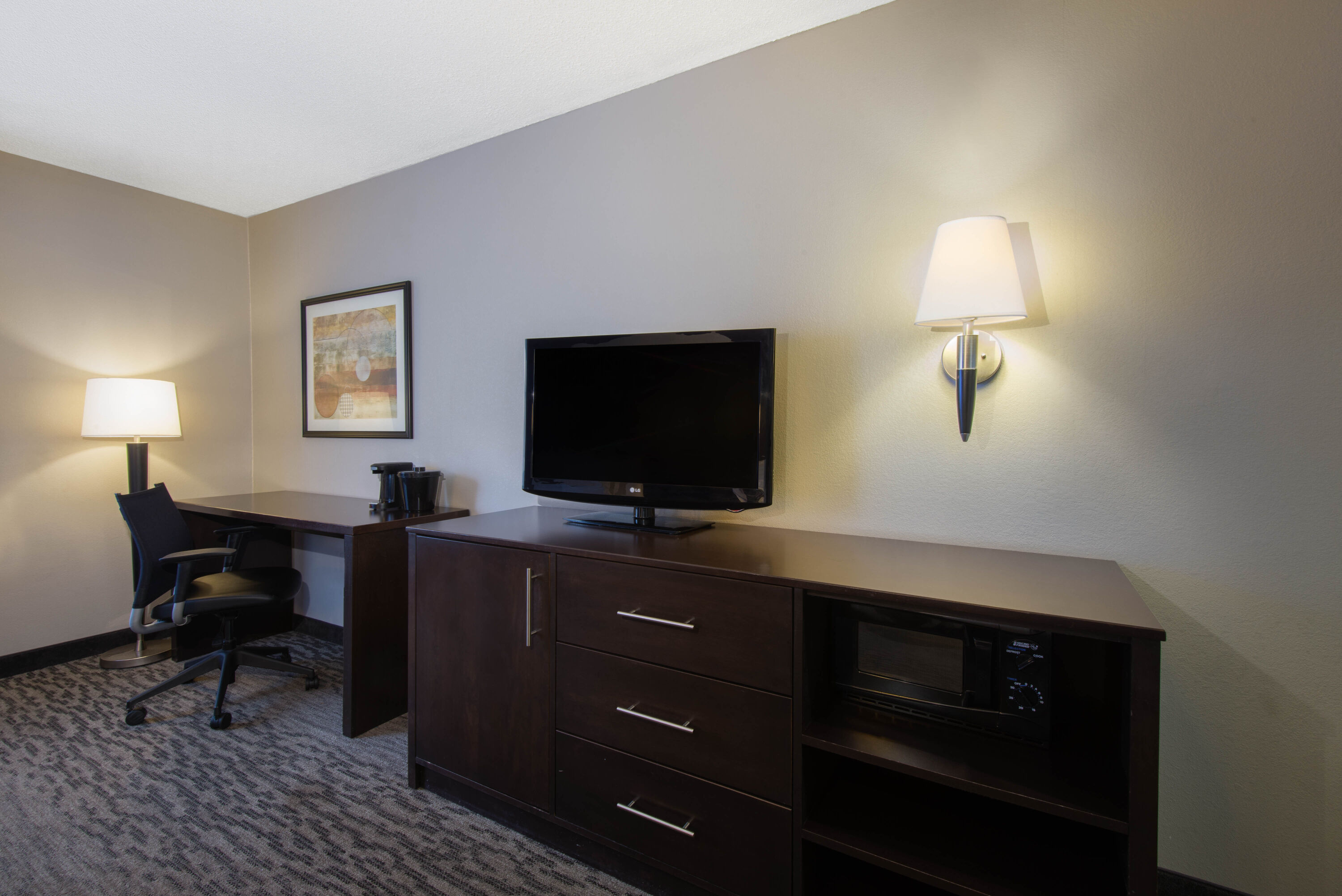 Guest room feature at the La Quinta Inn & Suites by Wyndham Erie in Erie, Pennsylvania