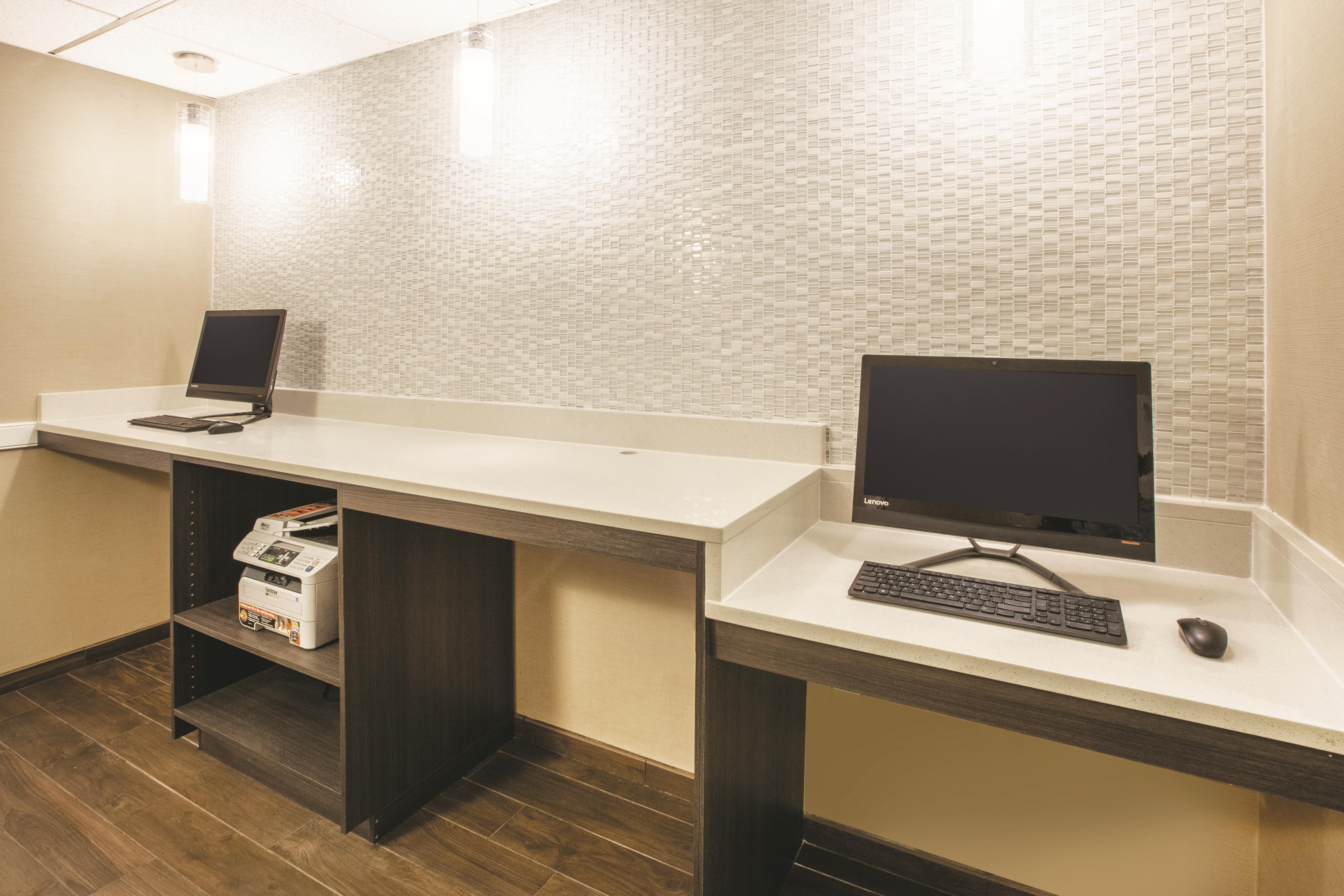 La Quinta Inn & Suites by Wyndham Mechanicsburg - Harrisburg business center in Mechanicsburg, Pennsylvania