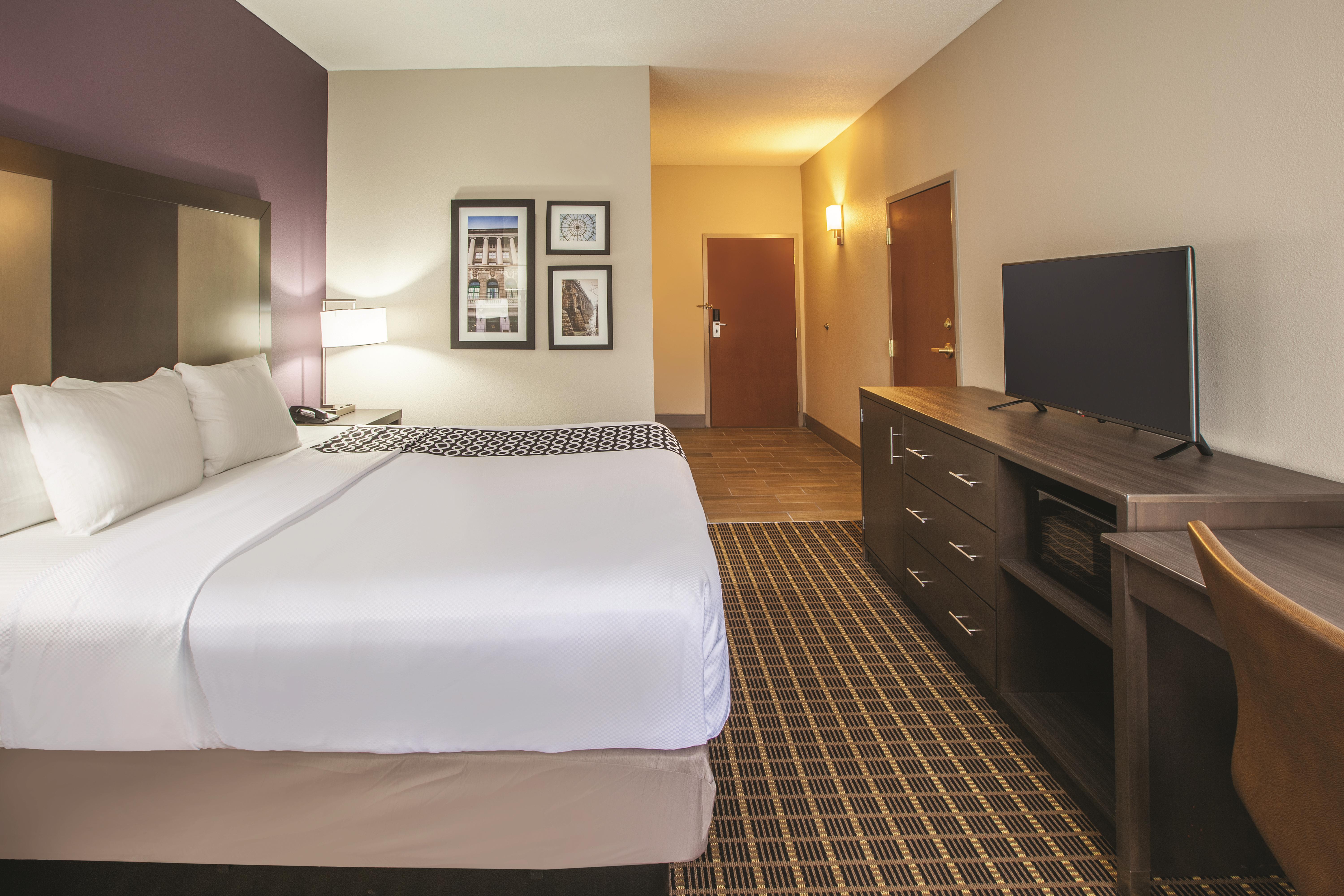 Guest room at the La Quinta Inn & Suites by Wyndham Mechanicsburg - Harrisburg in Mechanicsburg, Pennsylvania