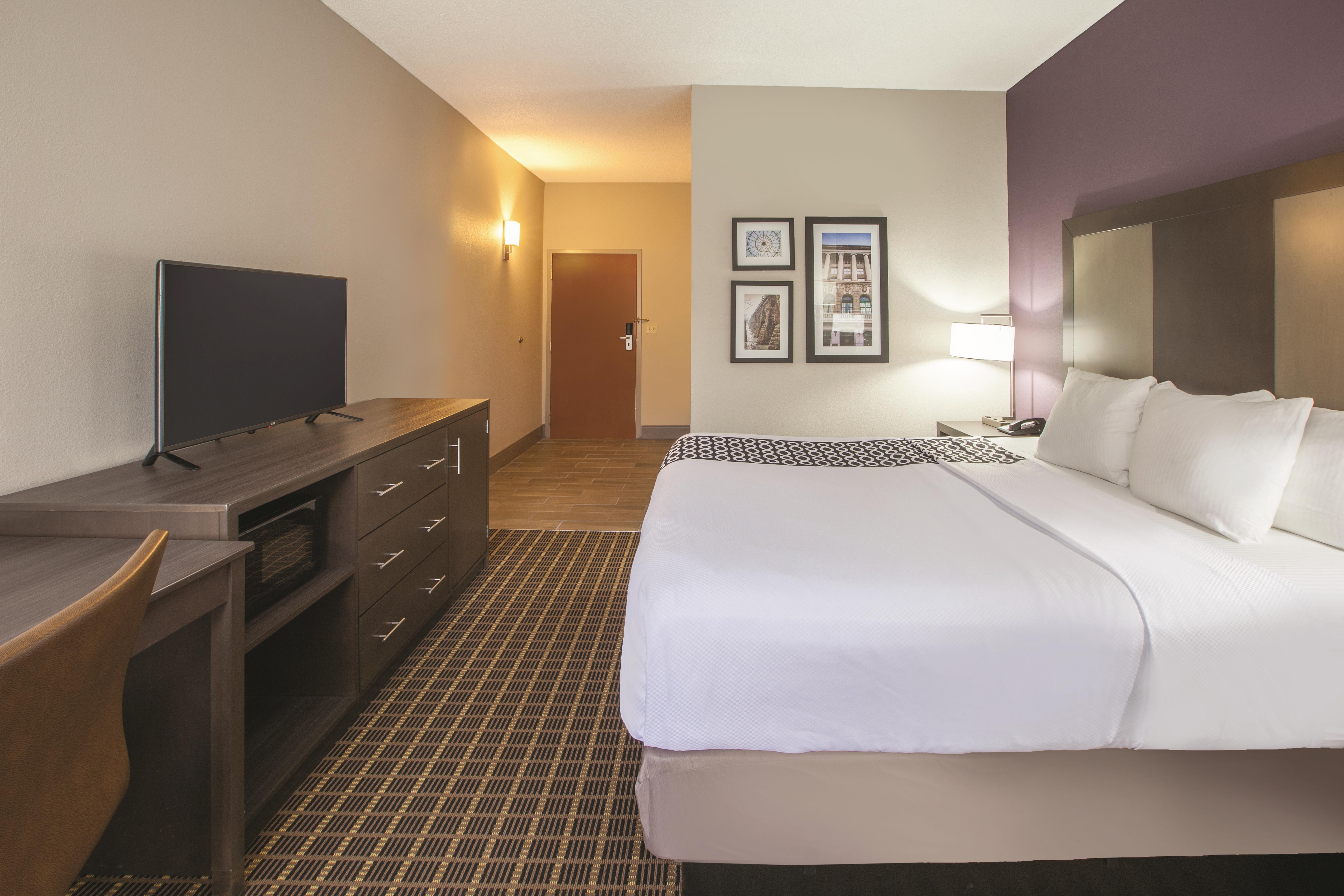 Guest room at the La Quinta Inn & Suites by Wyndham Mechanicsburg - Harrisburg in Mechanicsburg, Pennsylvania