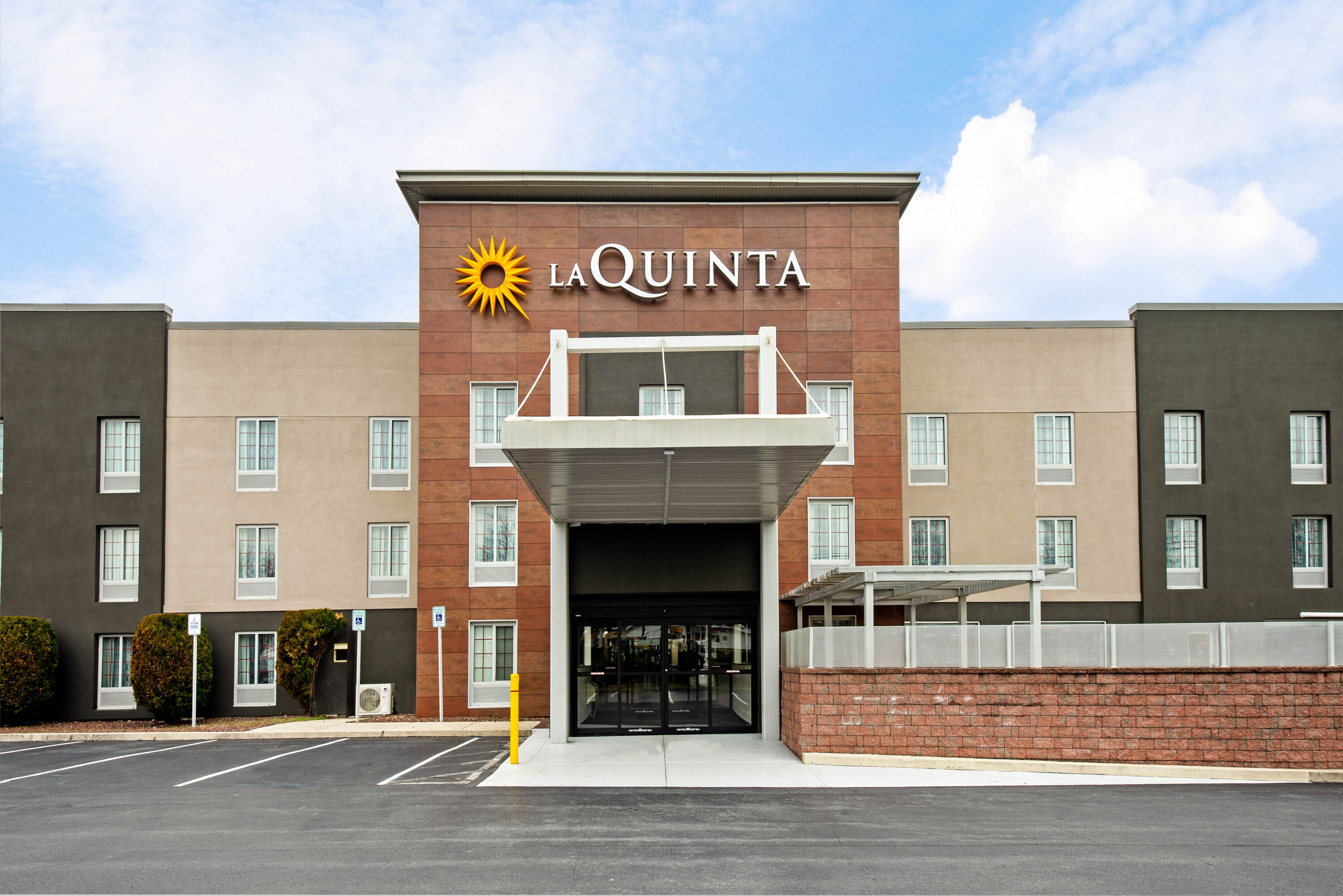 Exterior Day Image of La Quinta Inn & Suites by Wyndham New Cumberland-Harrisburg hotel in New Cumberland, Pennsylvania