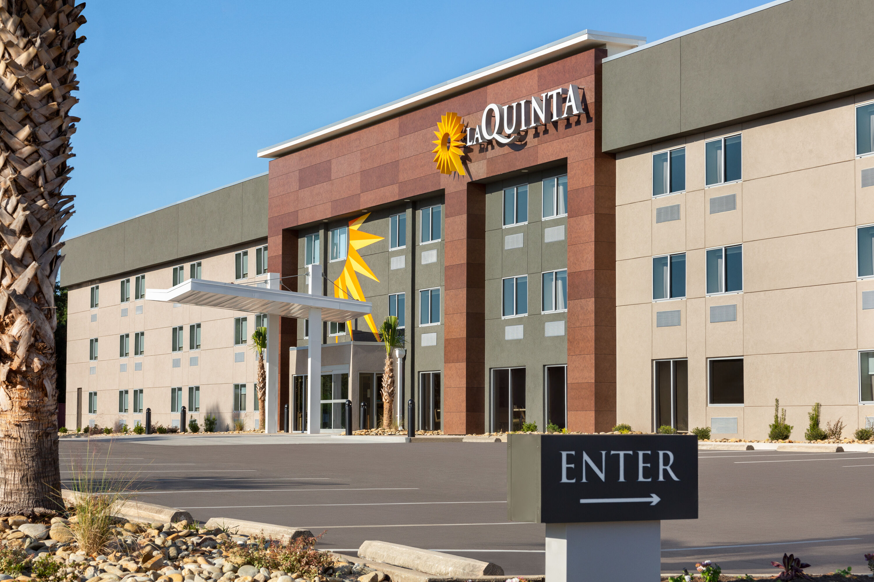 Exterior of La Quinta Inn by Wyndham Columbia NE/Fort Jackson hotel in Columbia, South Carolina