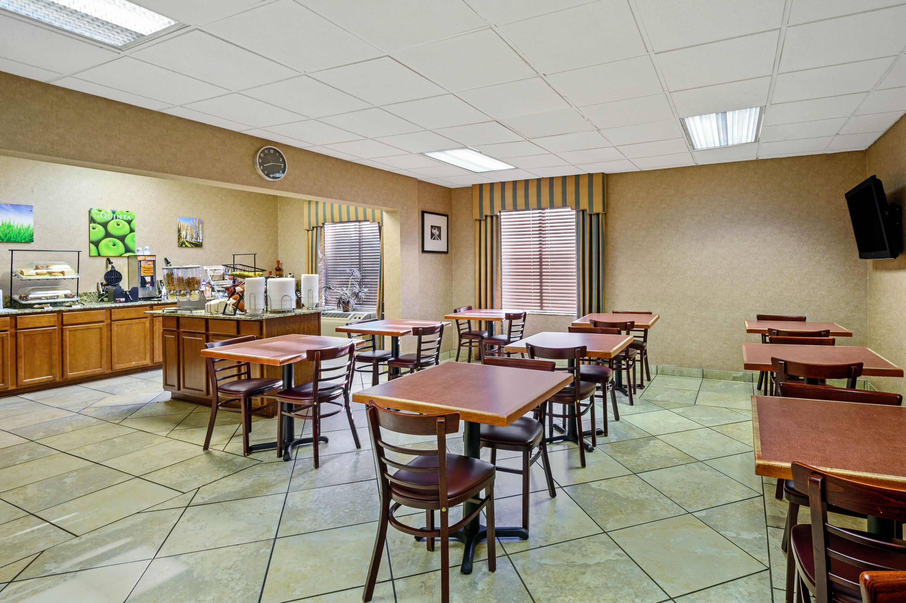 Free breakfast at La Quinta Inn by Wyndham Columbia SE / Fort Jackson in Columbia, South Carolina
