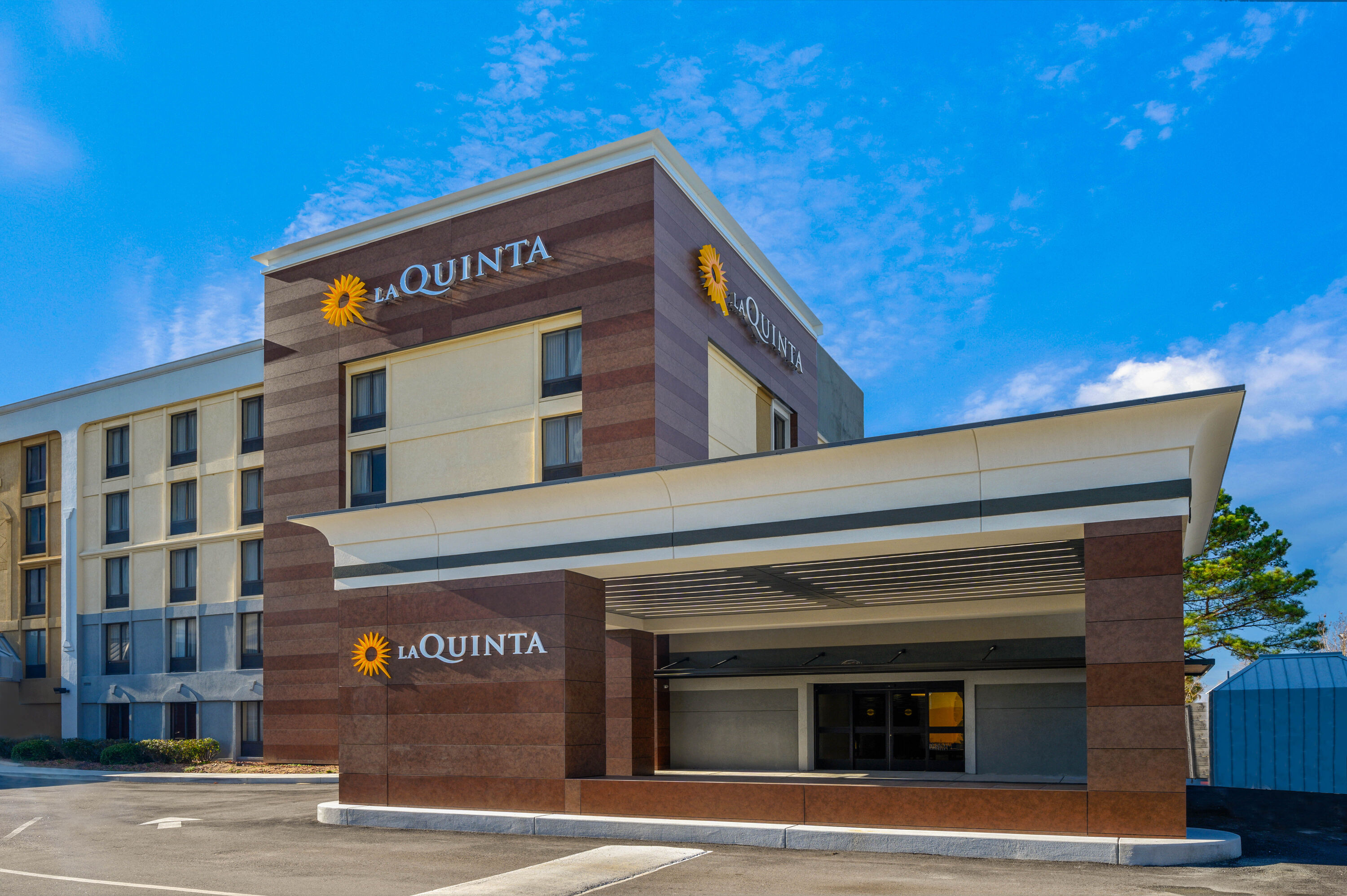 Exterior Day Image of La Quinta Inn by Wyndham Columbia SE / Fort Jackson hotel in Columbia, South Carolina