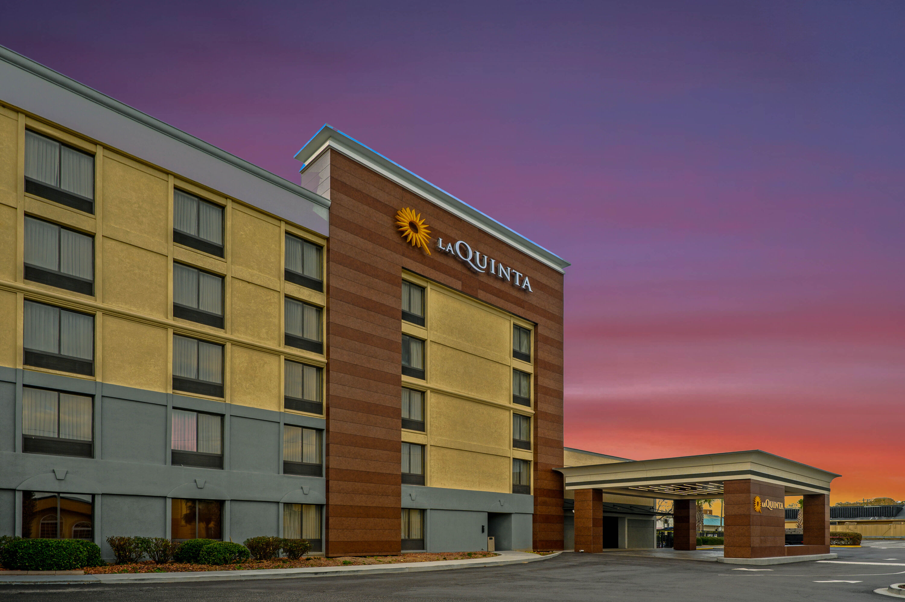 Exterior Dusk Image of La Quinta Inn by Wyndham Columbia SE / Fort Jackson hotel in Columbia, South Carolina