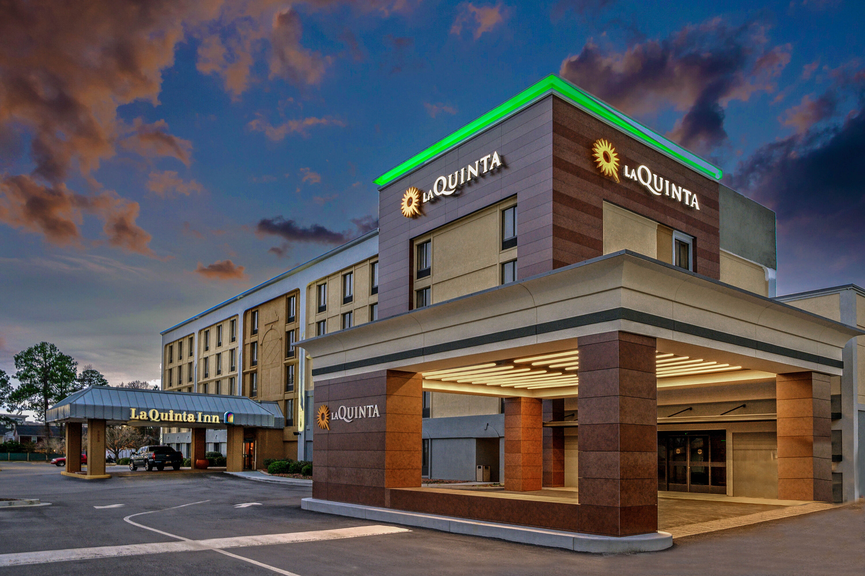 Exterior Dusk Image of La Quinta Inn by Wyndham Columbia SE / Fort Jackson hotel in Columbia, South Carolina