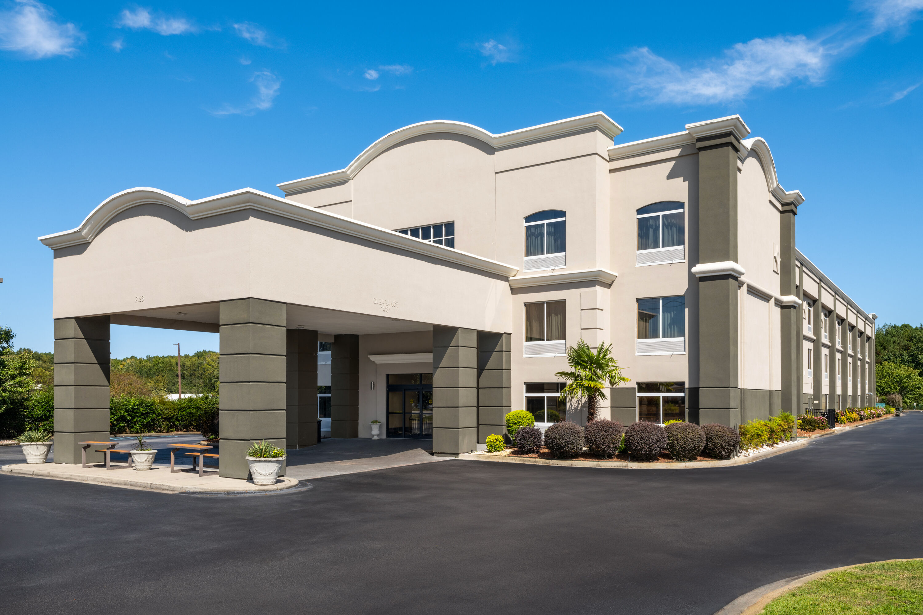 Exterior Day Image of La Quinta Inn & Suites by Wyndham Florence hotel in Florence, South Carolina