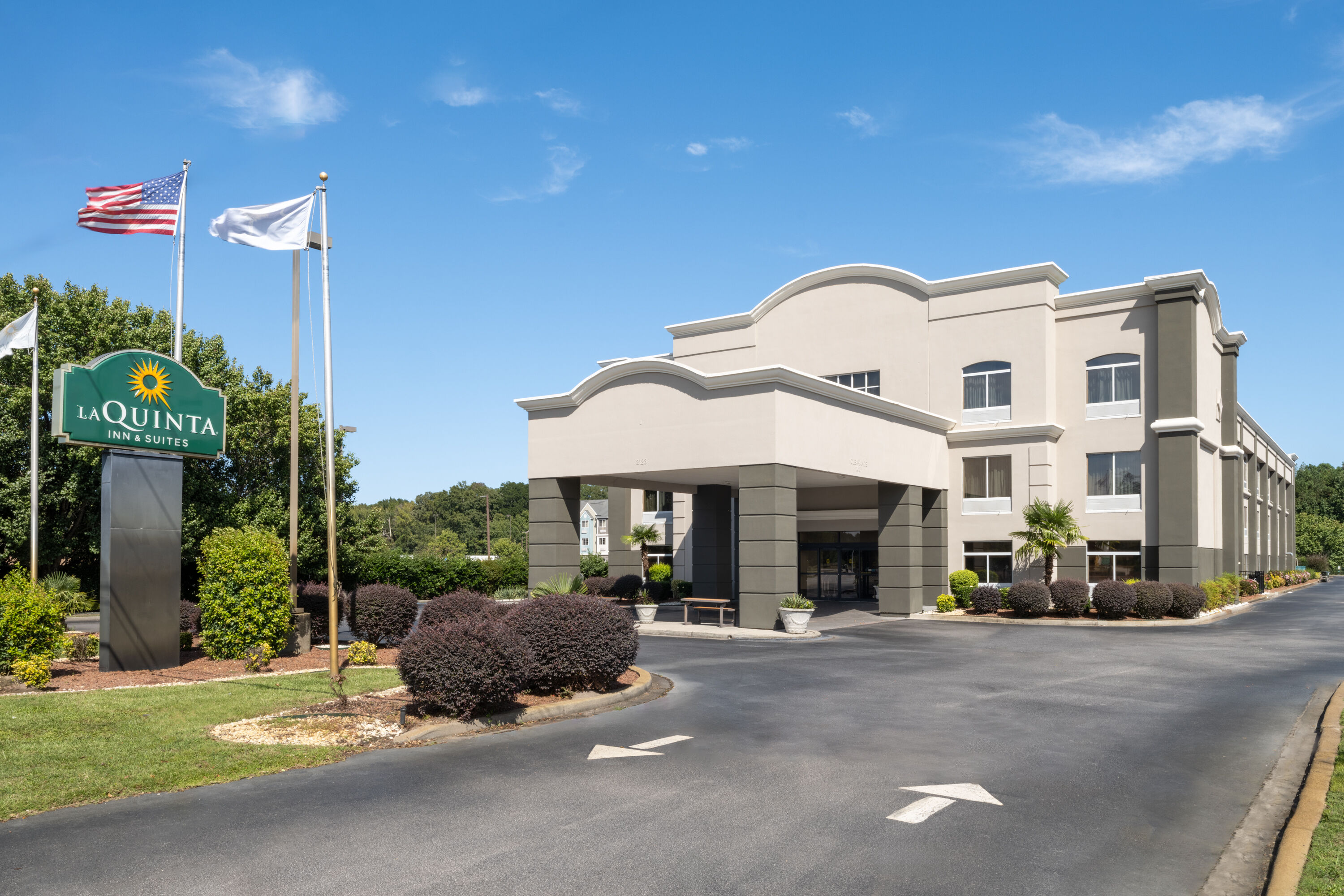 Exterior Day Image of La Quinta Inn & Suites by Wyndham Florence hotel in Florence, South Carolina