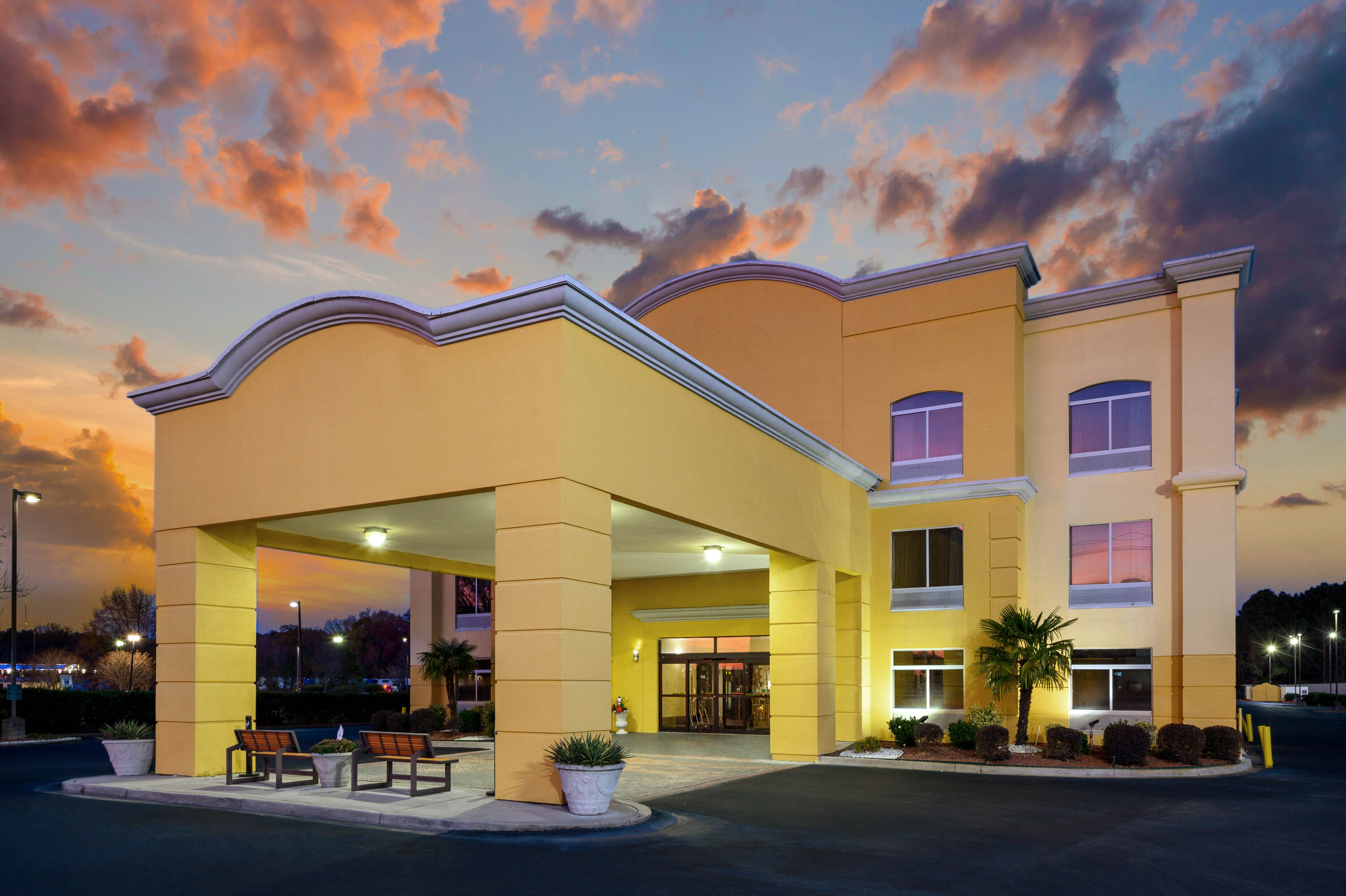 Exterior Dusk Image of La Quinta Inn & Suites by Wyndham Florence hotel in Florence, South Carolina