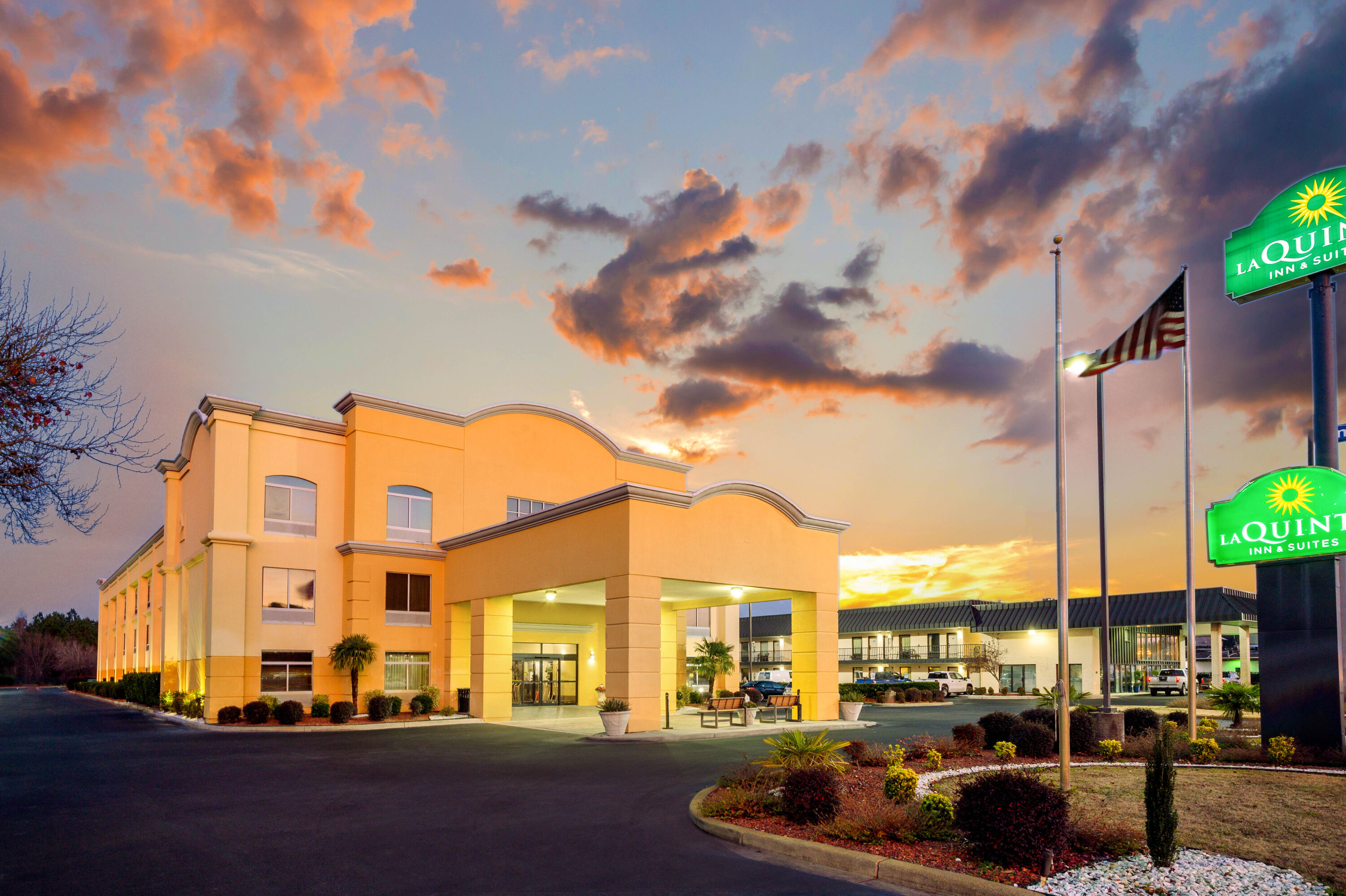 Exterior Dusk Image of La Quinta Inn & Suites by Wyndham Florence hotel in Florence, South Carolina