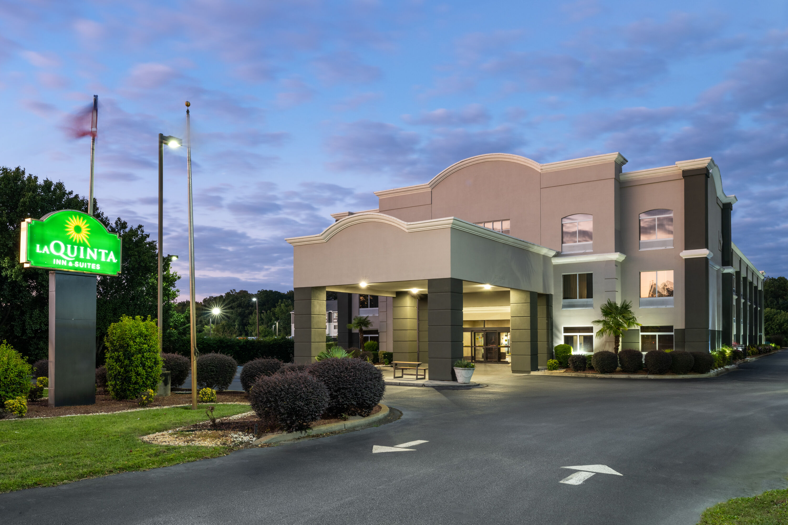 Exterior Dusk Image of La Quinta Inn & Suites by Wyndham Florence hotel in Florence, South Carolina