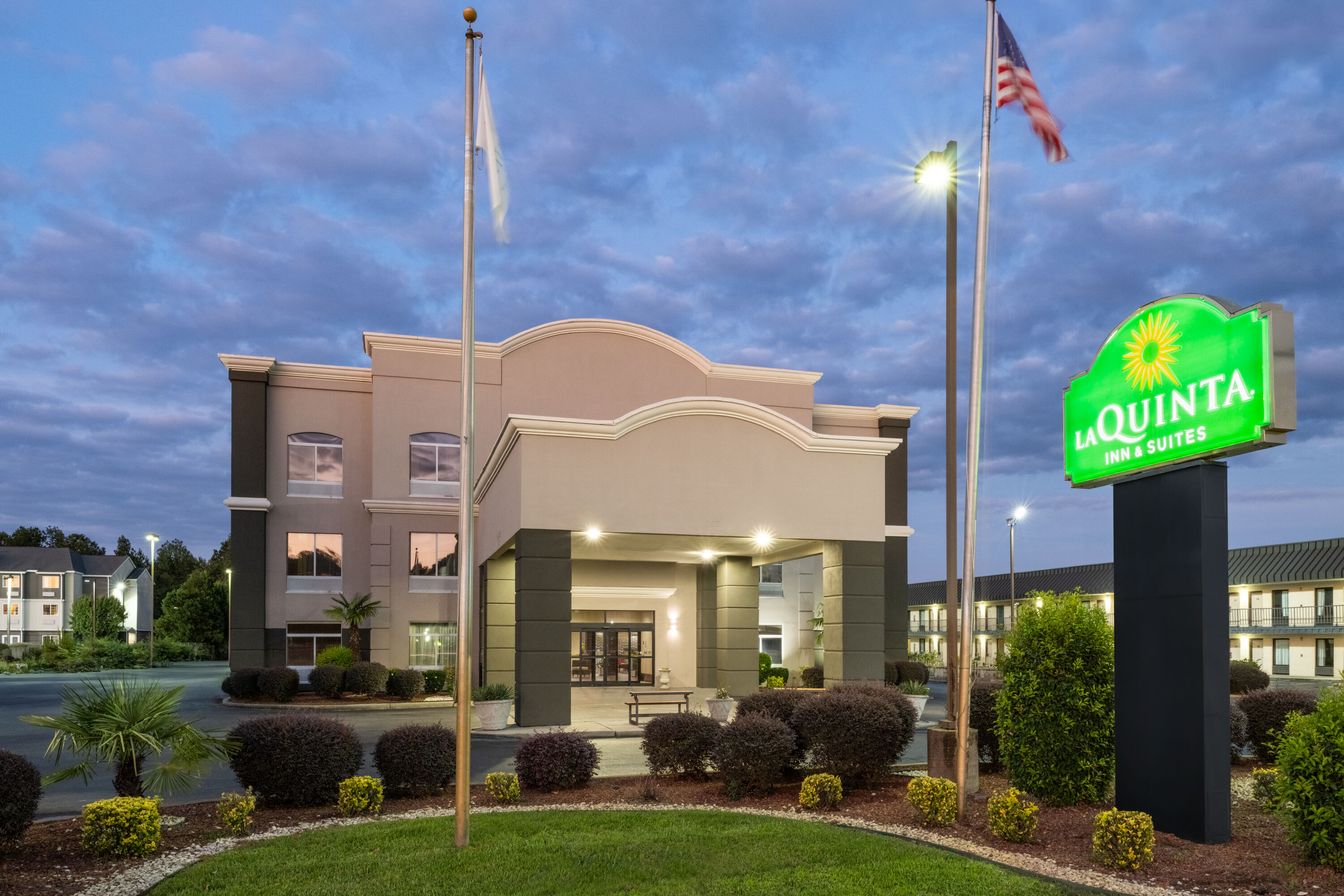 Exterior Dusk Image of La Quinta Inn & Suites by Wyndham Florence hotel in Florence, South Carolina