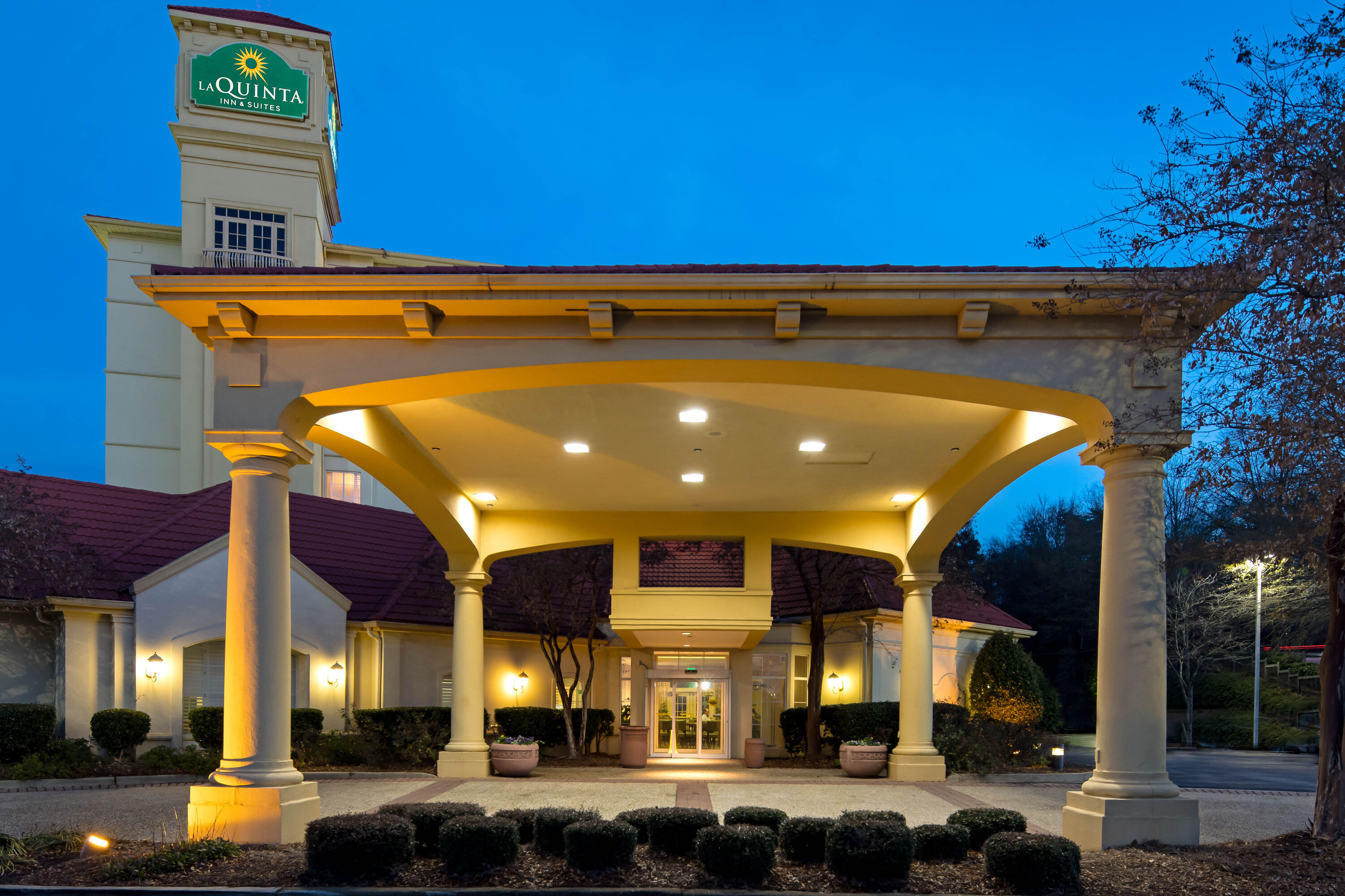 Exterior Dusk Image of La Quinta Inn & Suites by Wyndham Greenville Haywood hotel in Greenville, South Carolina