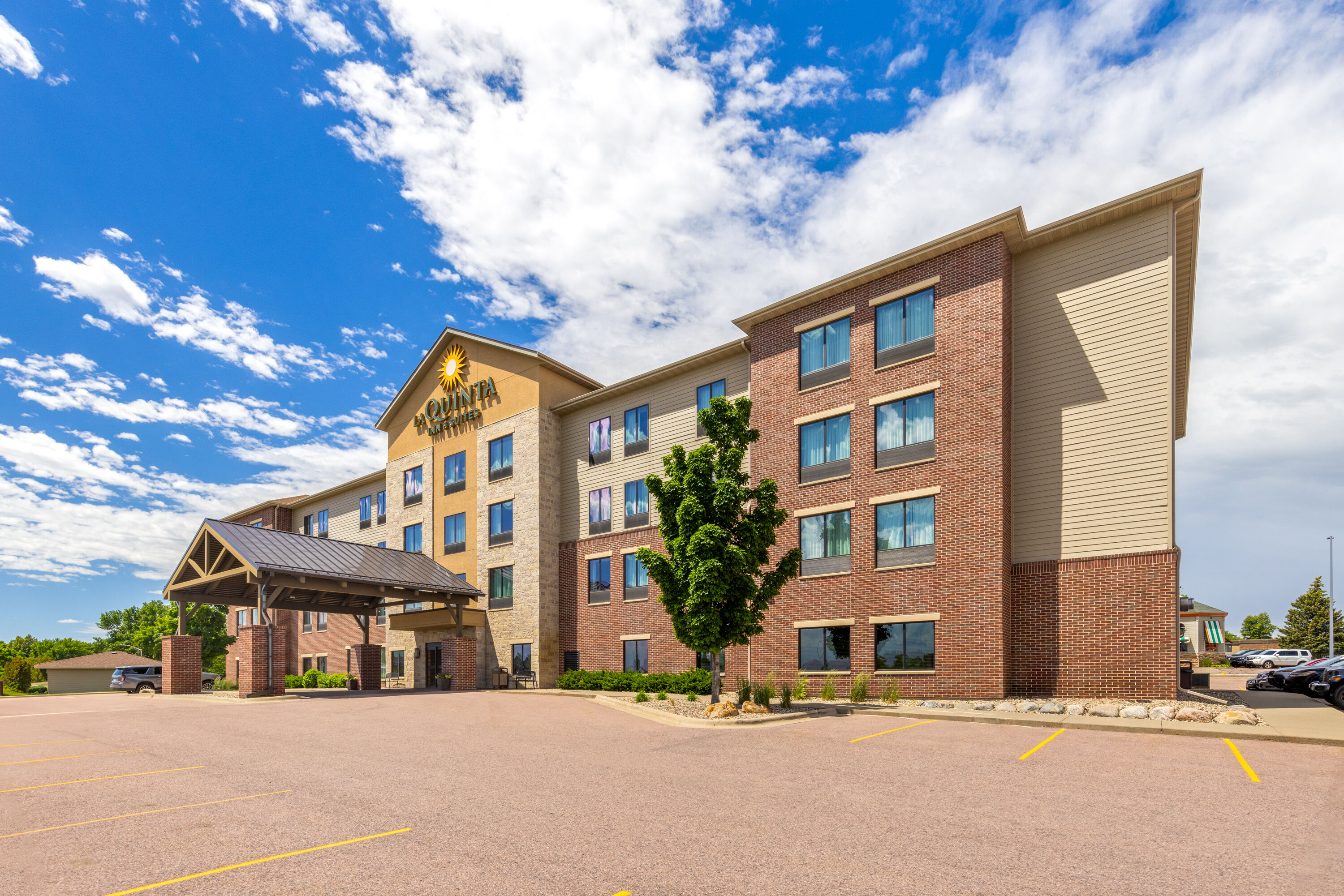 Exterior Day Image of La Quinta Inn & Suites by Wyndham Sioux Falls hotel in Sioux Falls, South Dakota