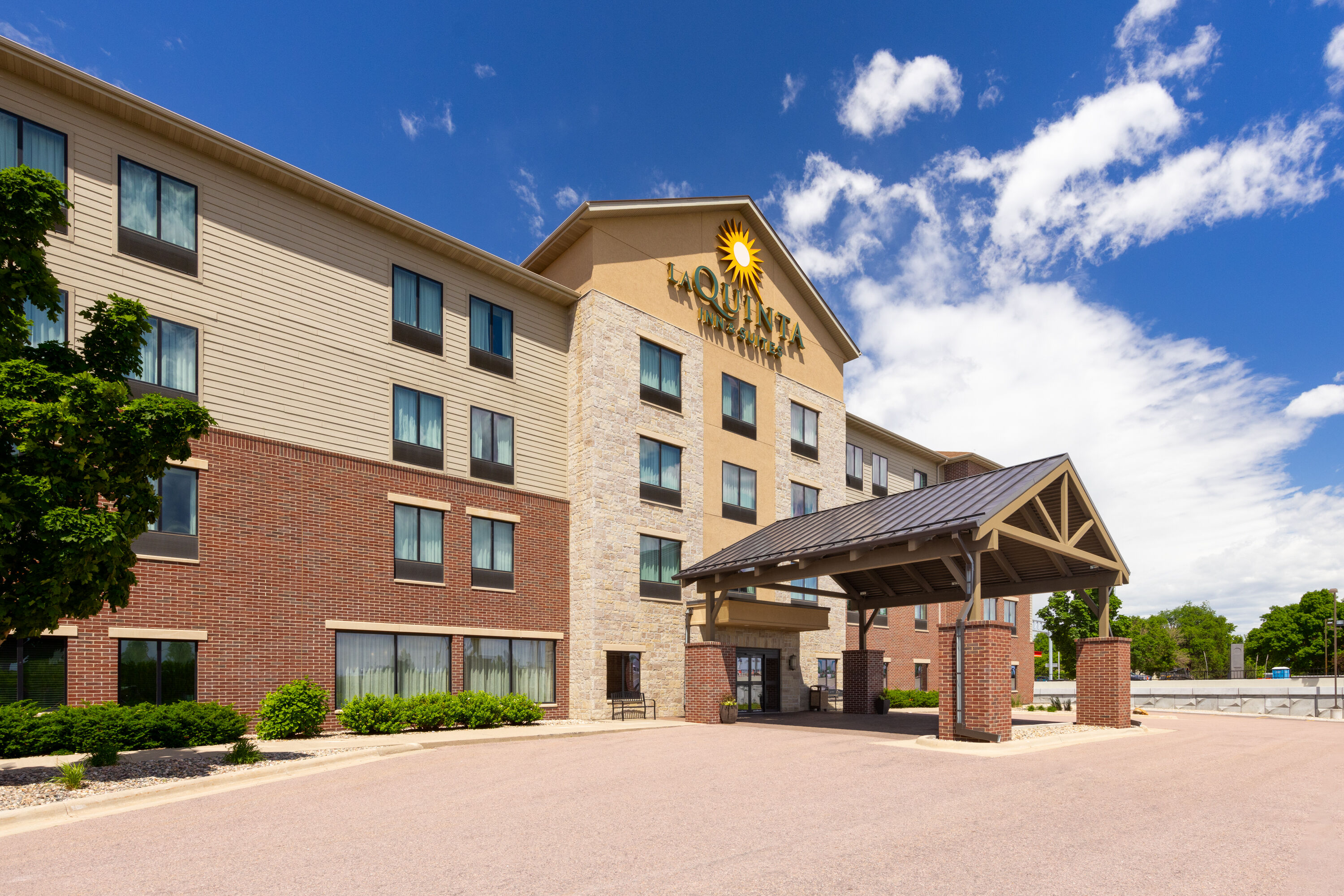 Exterior Day Image of La Quinta Inn & Suites by Wyndham Sioux Falls hotel in Sioux Falls, South Dakota