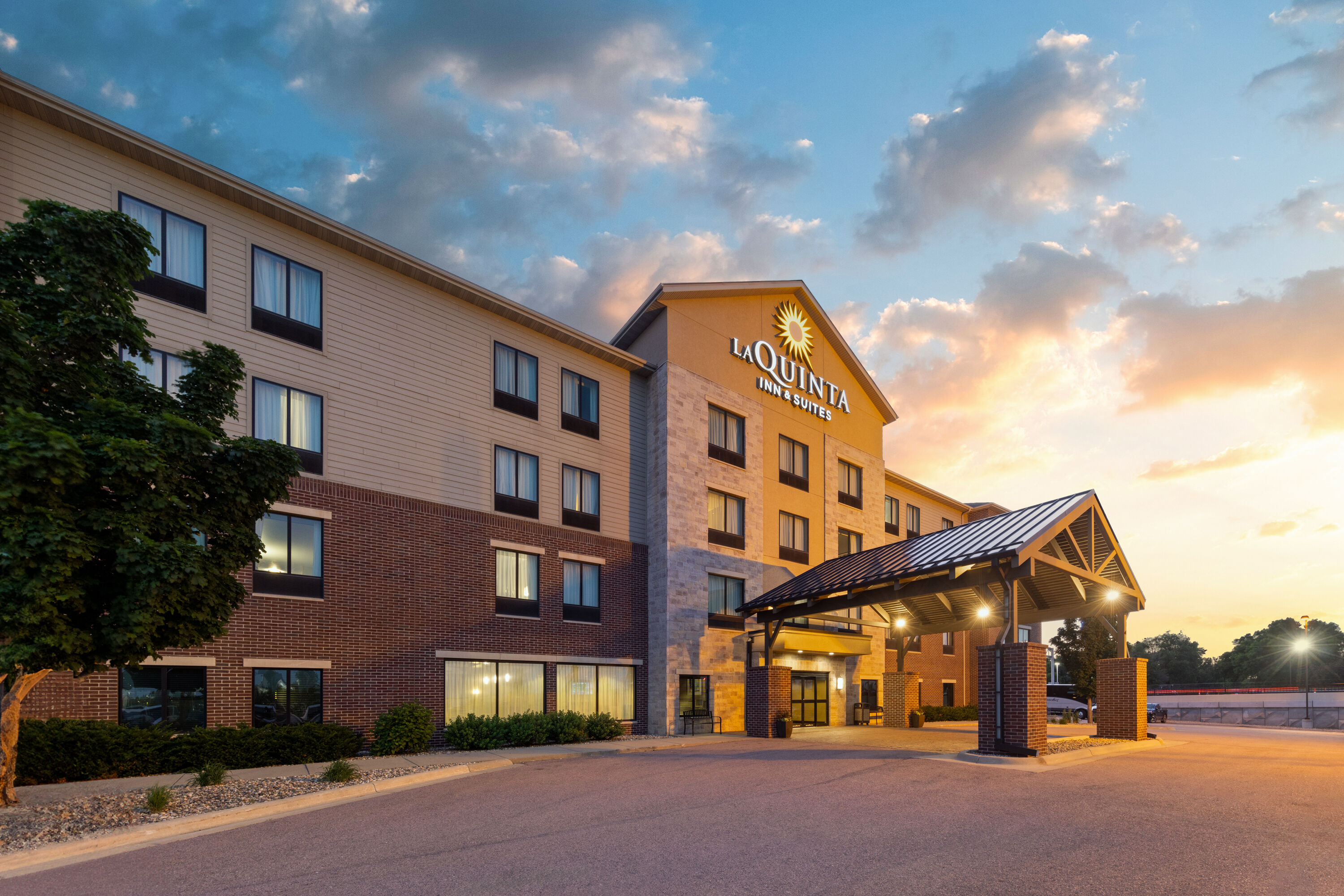 Exterior Dusk Image of La Quinta Inn & Suites by Wyndham Sioux Falls hotel in Sioux Falls, South Dakota