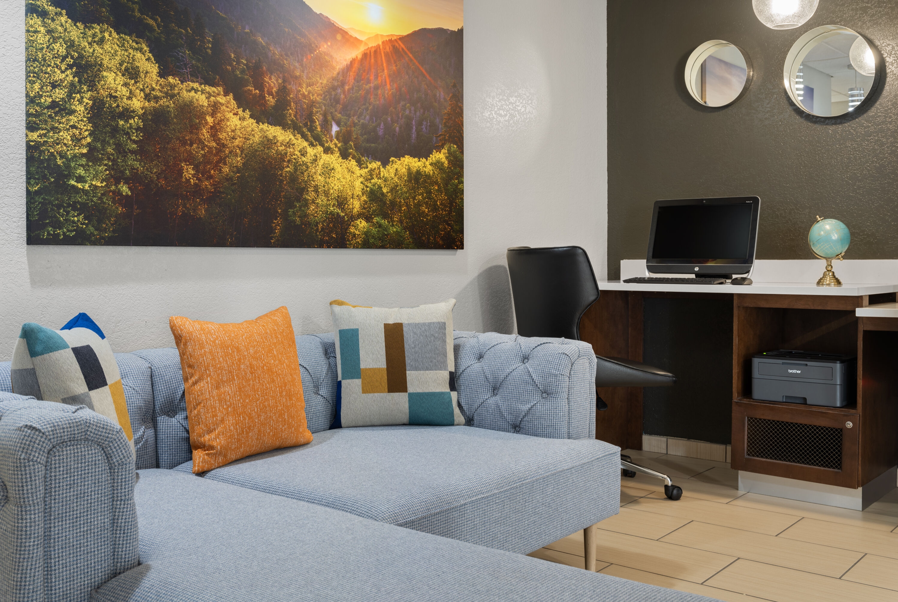 La Quinta Inn & Suites by Wyndham Knoxville Airport business center in Alcoa, Tennessee