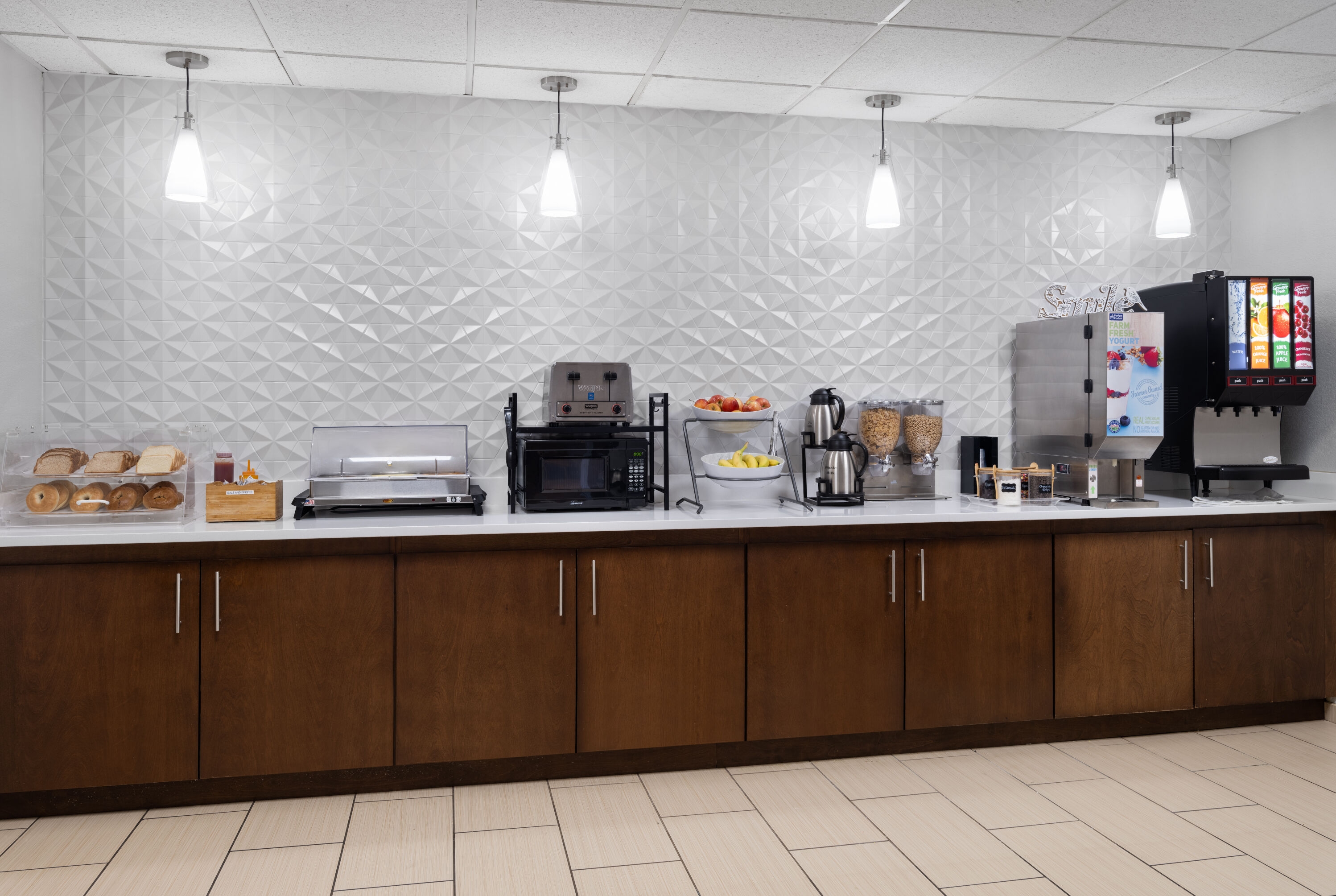 Free breakfast at La Quinta Inn & Suites by Wyndham Knoxville Airport in Alcoa, Tennessee