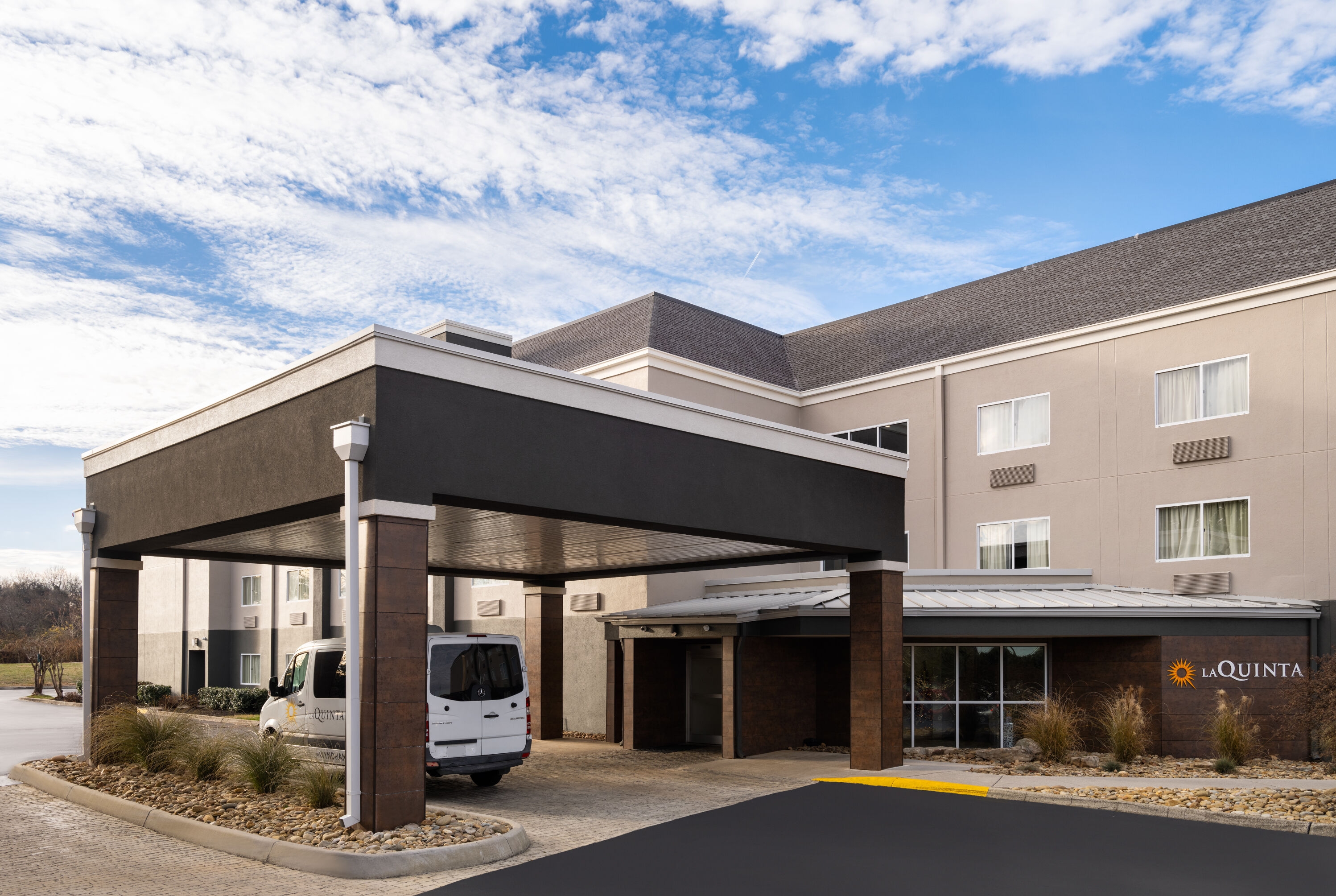 Exterior Day Image of La Quinta Inn & Suites by Wyndham Knoxville Airport hotel in Alcoa, Tennessee