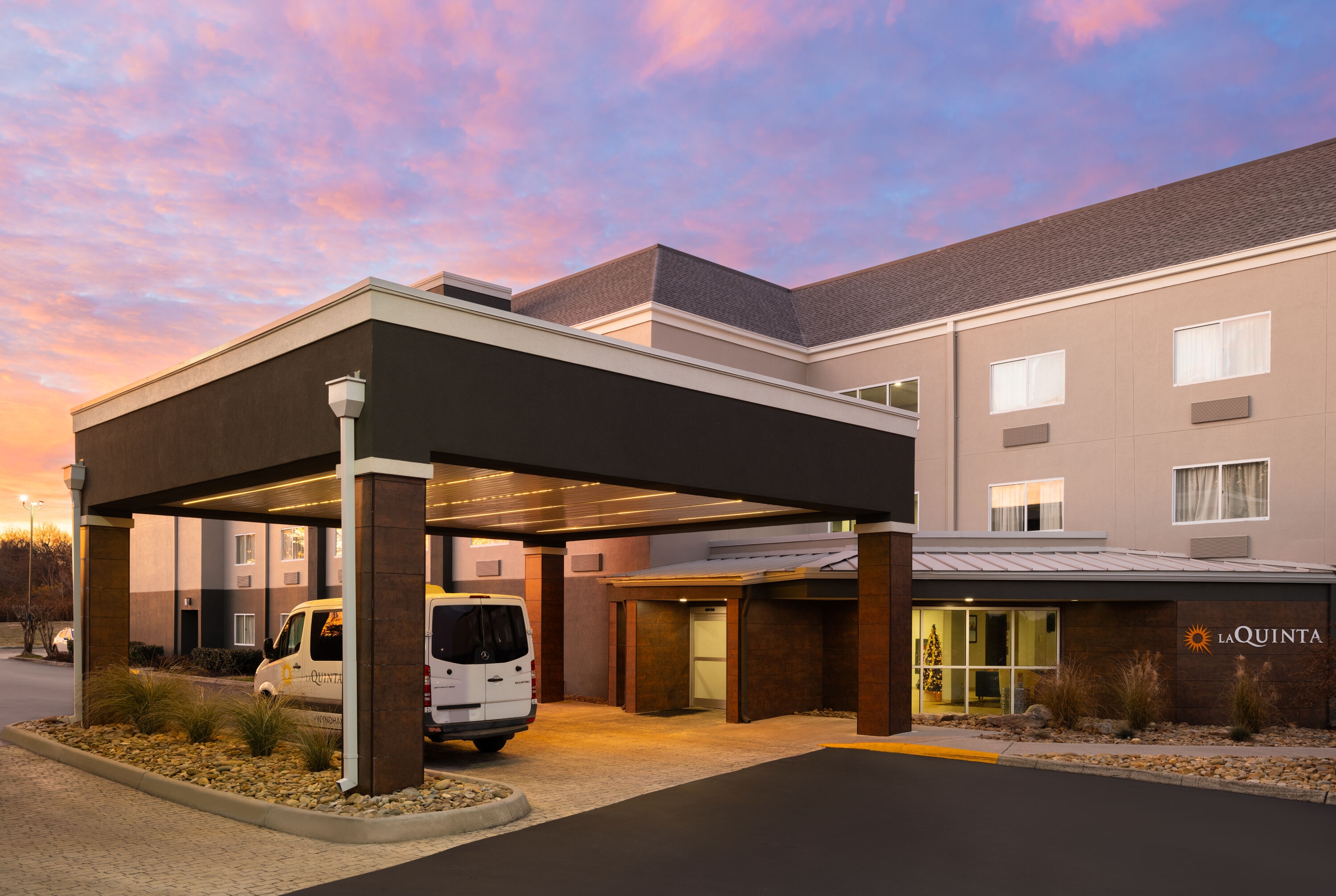 Exterior Dusk Image of La Quinta Inn & Suites by Wyndham Knoxville Airport hotel in Alcoa, Tennessee