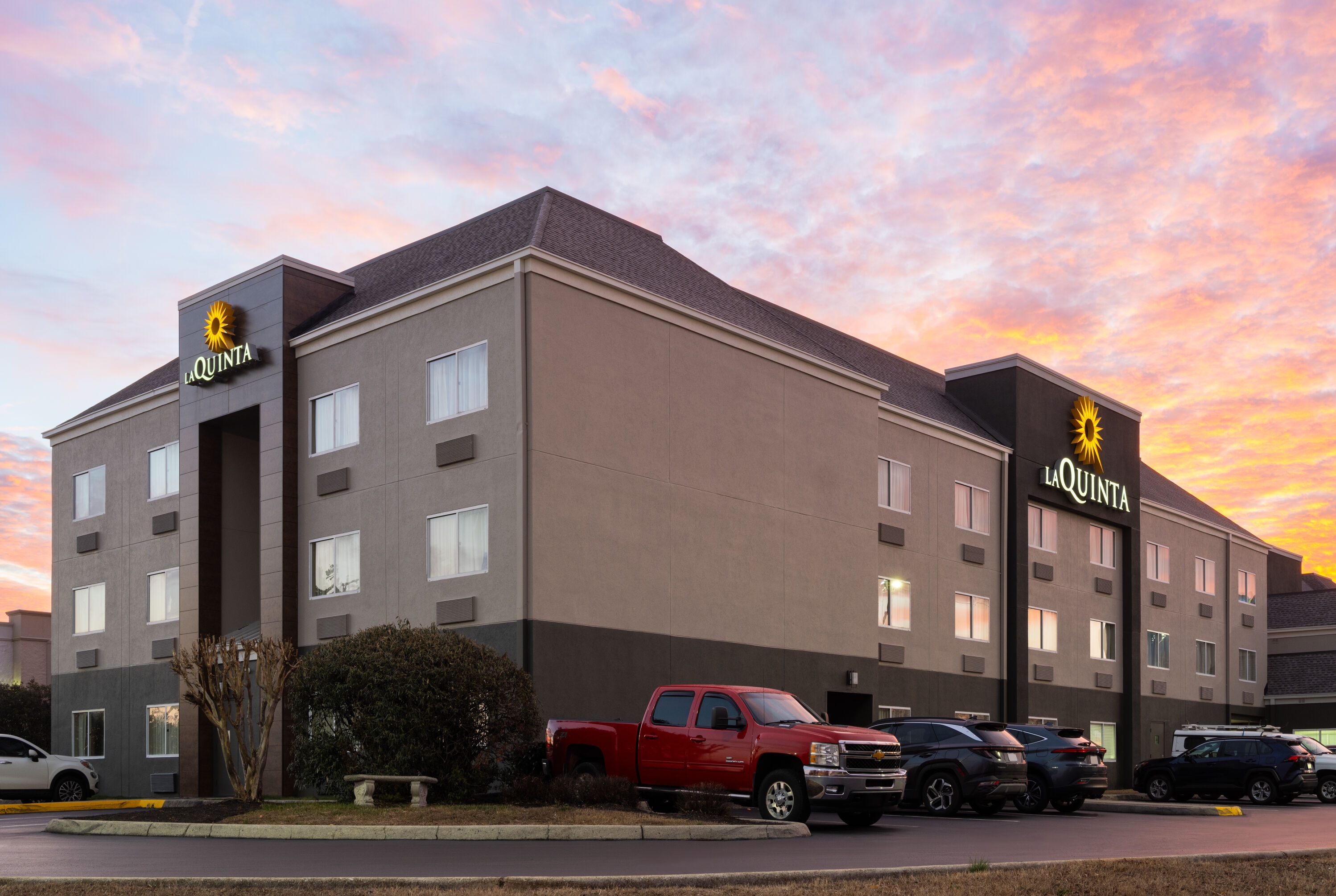 Exterior Dusk Image of La Quinta Inn & Suites by Wyndham Knoxville Airport hotel in Alcoa, Tennessee