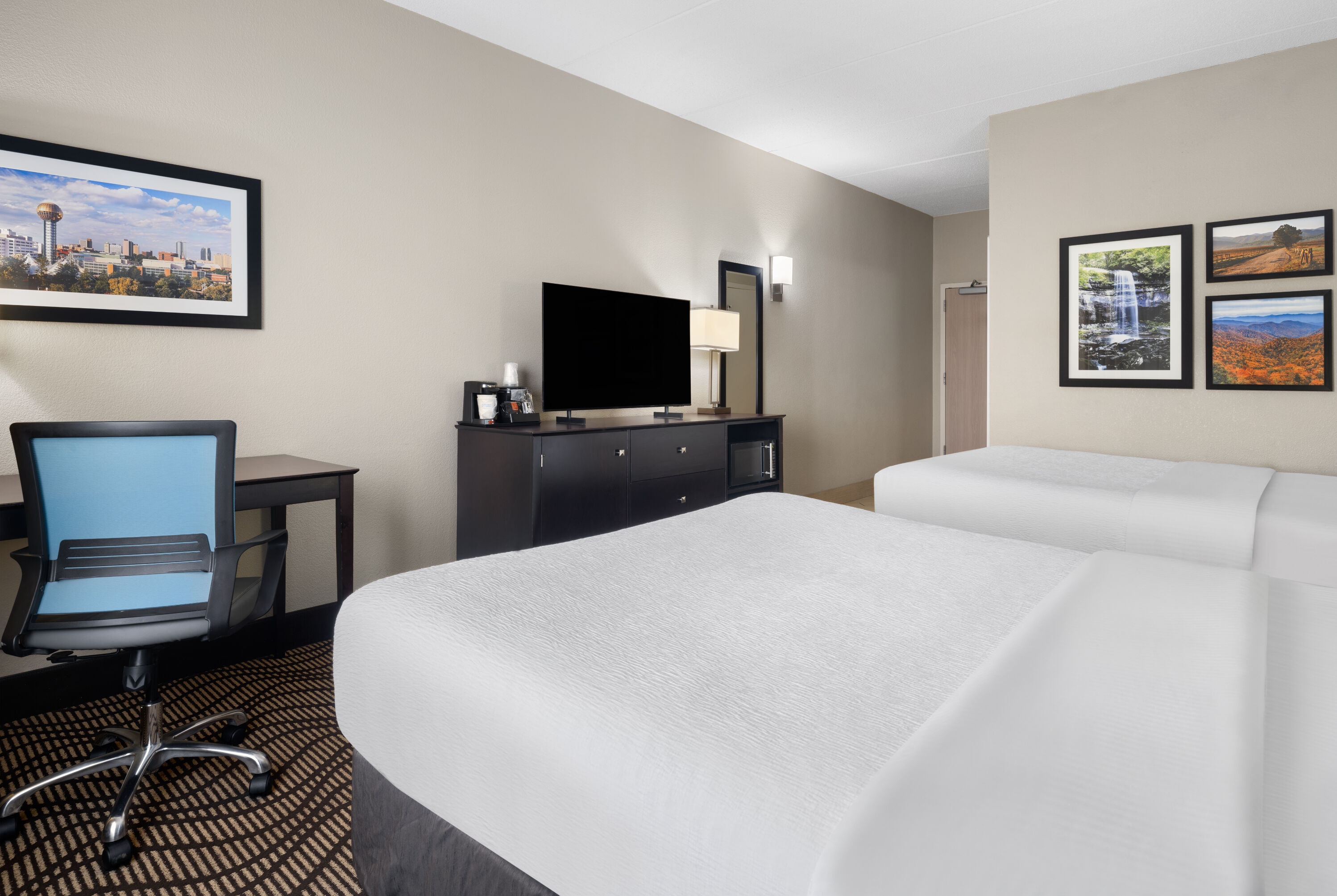 Guest room at the La Quinta Inn & Suites by Wyndham Knoxville Airport in Alcoa, Tennessee