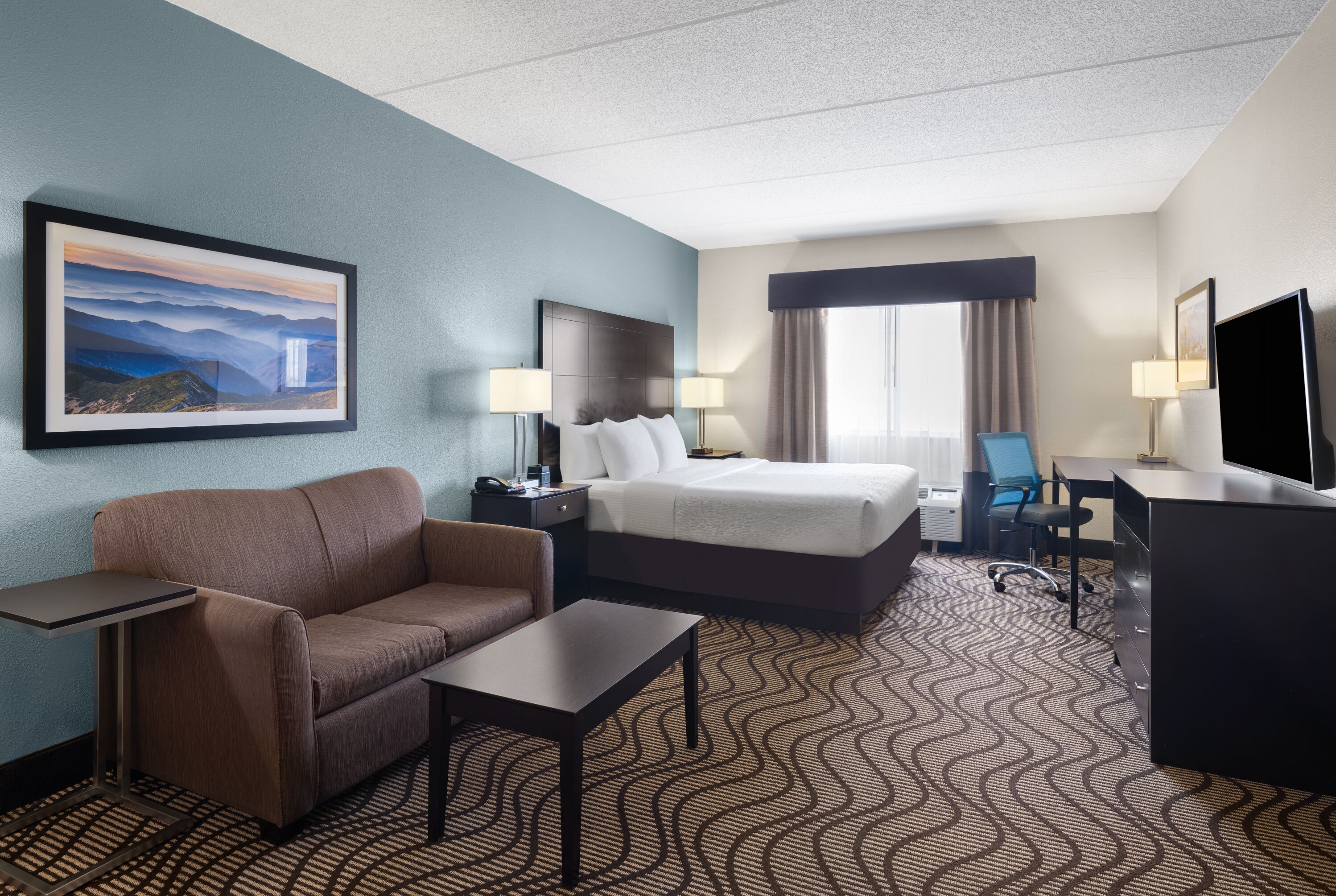 Guest room at the La Quinta Inn & Suites by Wyndham Knoxville Airport in Alcoa, Tennessee