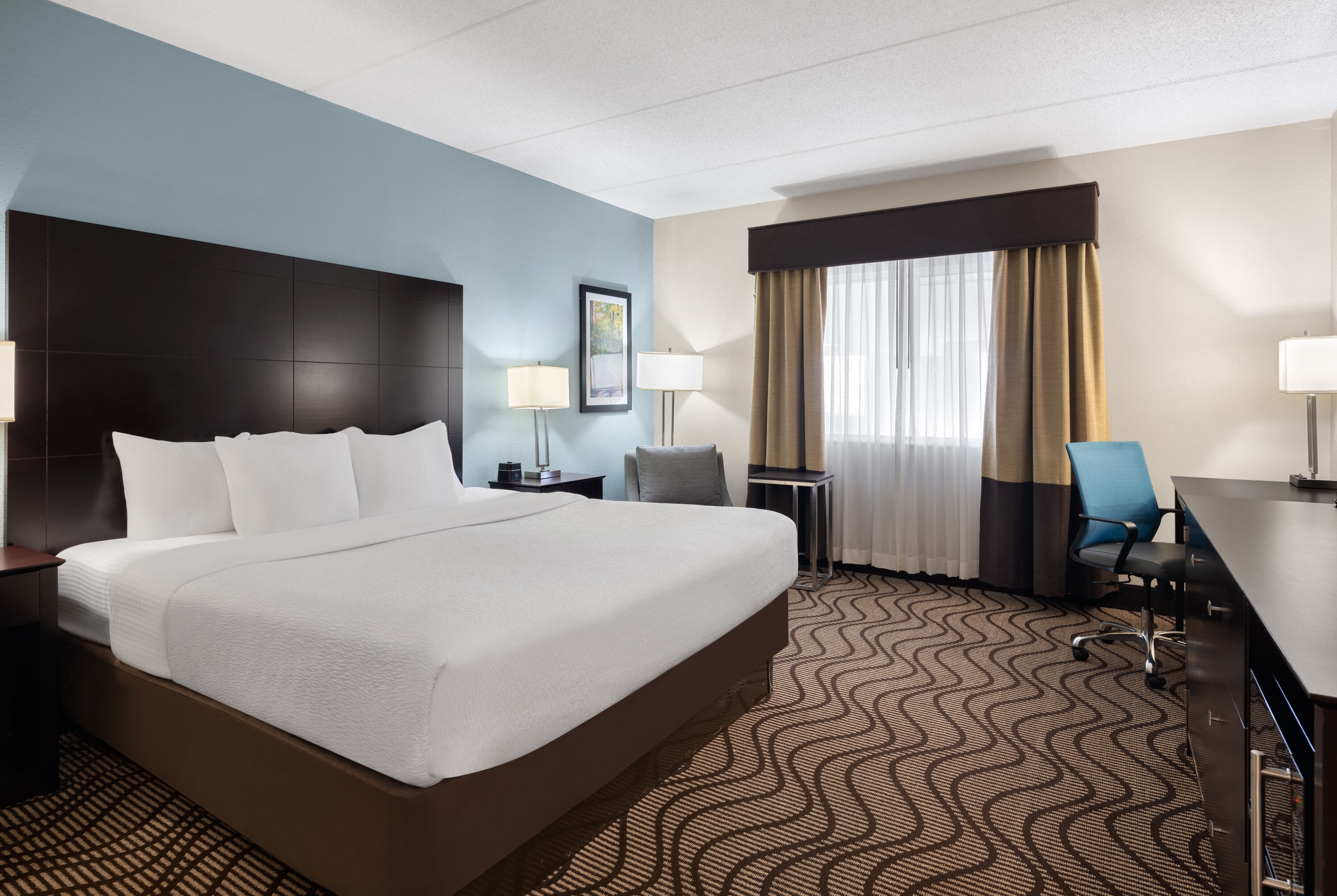 Guest room at the La Quinta Inn & Suites by Wyndham Knoxville Airport in Alcoa, Tennessee