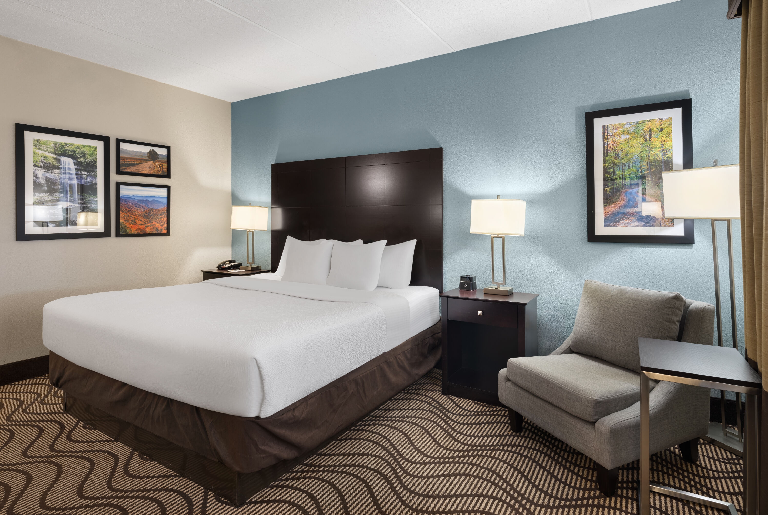 Guest room at the La Quinta Inn & Suites by Wyndham Knoxville Airport in Alcoa, Tennessee