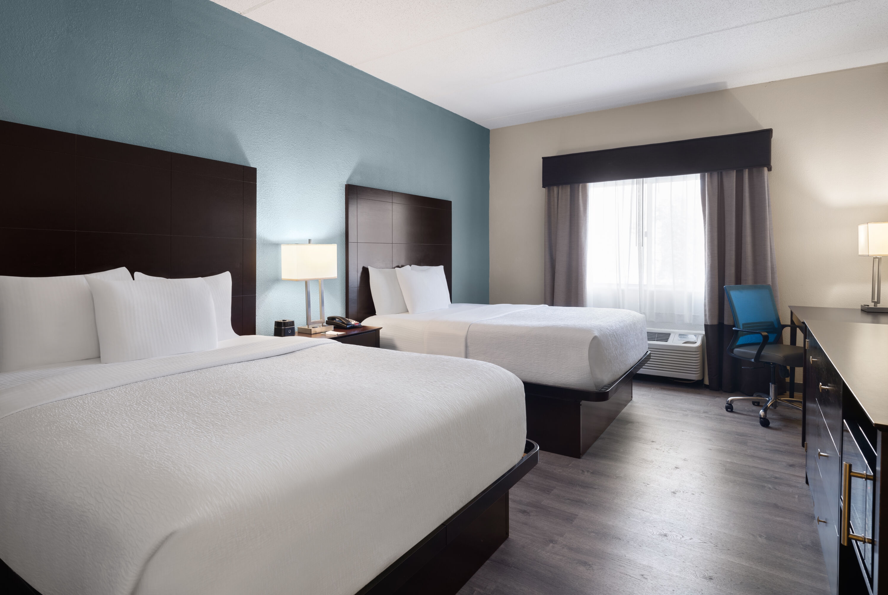 Guest room at the La Quinta Inn & Suites by Wyndham Knoxville Airport in Alcoa, Tennessee