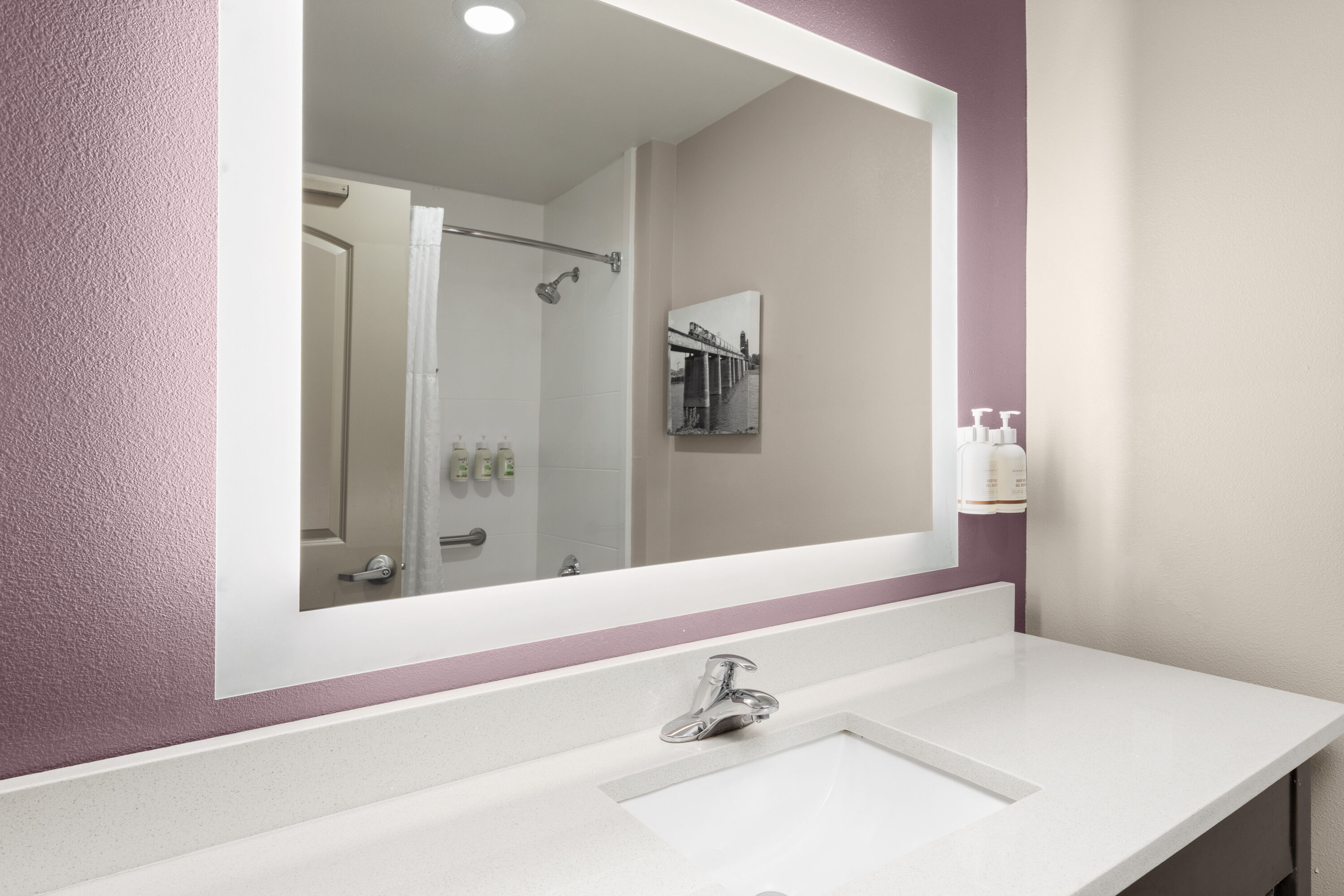 Guest room bath at the La Quinta Inn & Suites by Wyndham Chattanooga - Lookout Mtn in Chattanooga, Tennessee