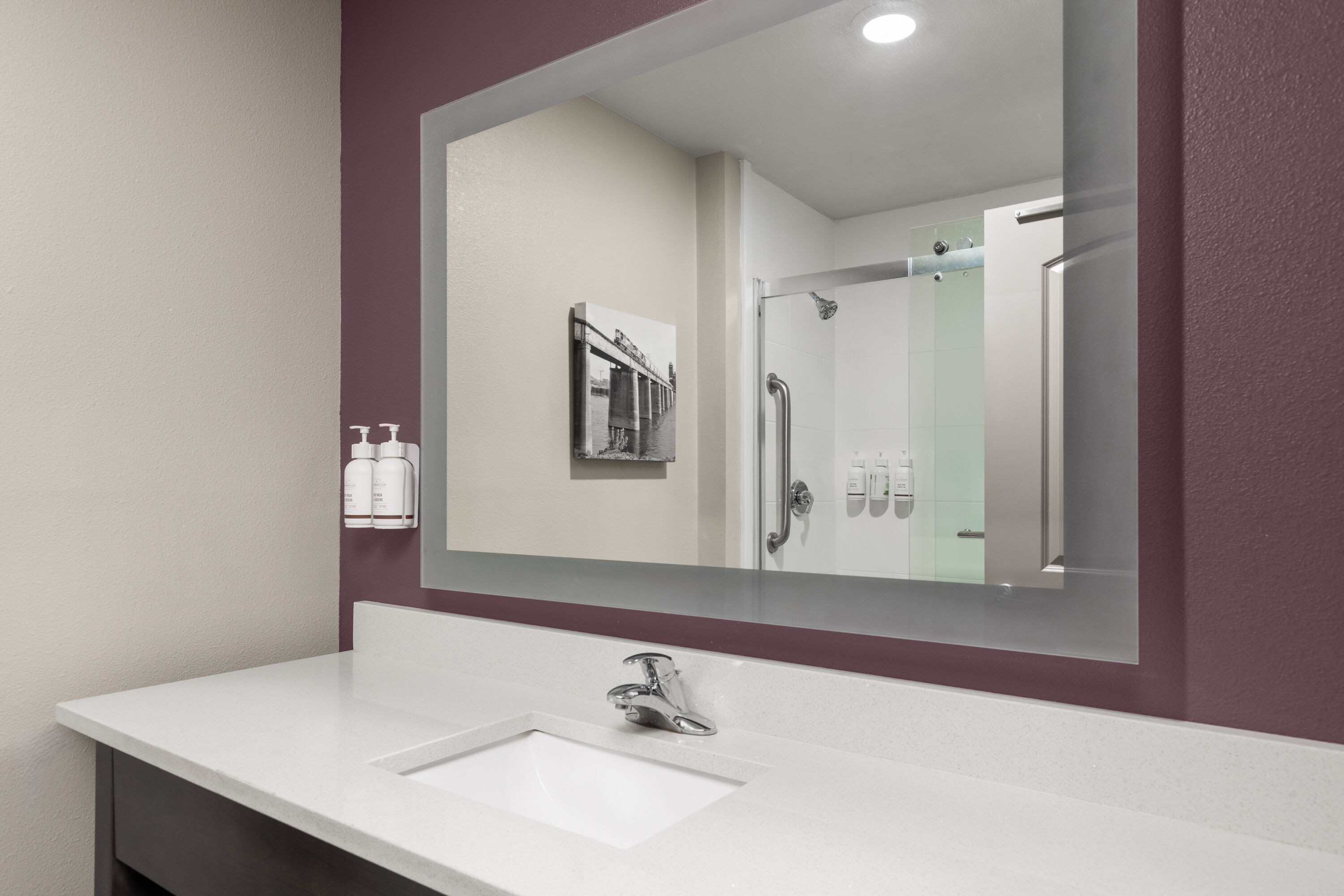 Guest room bath at the La Quinta Inn & Suites by Wyndham Chattanooga - Lookout Mtn in Chattanooga, Tennessee