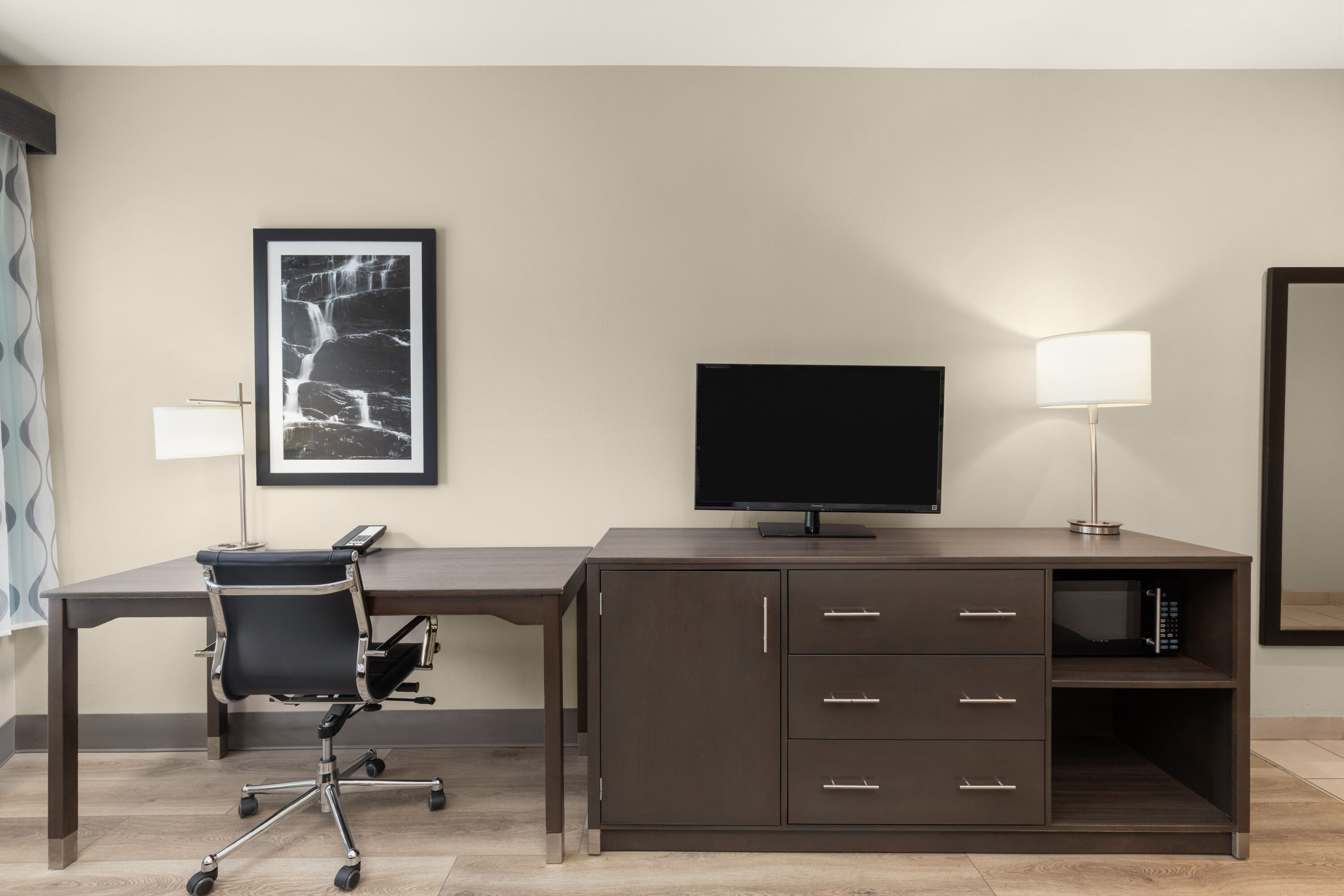 Guest room at the La Quinta Inn & Suites by Wyndham Chattanooga - Lookout Mtn in Chattanooga, Tennessee