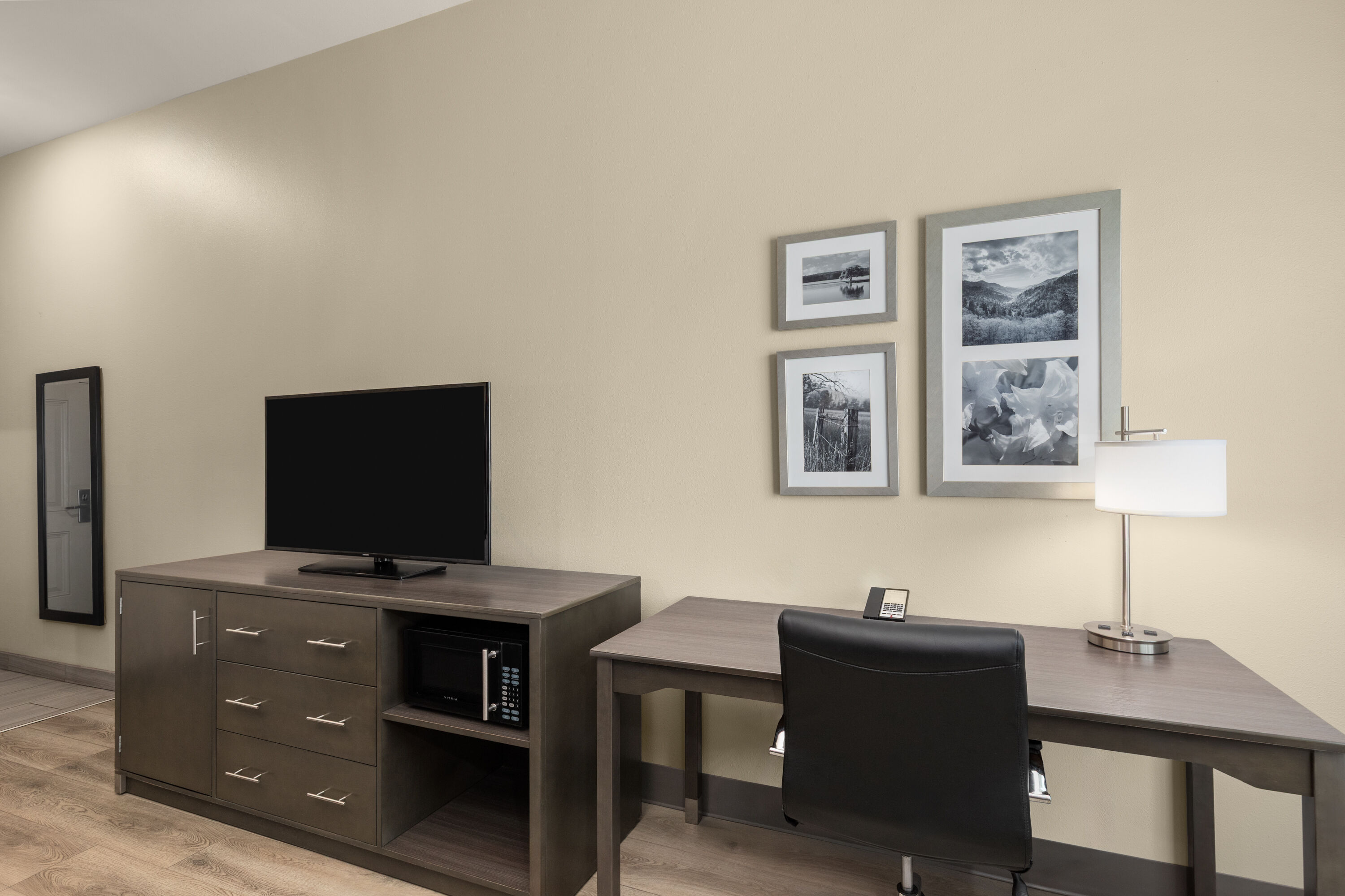 Guest room at the La Quinta Inn & Suites by Wyndham Chattanooga - Lookout Mtn in Chattanooga, Tennessee