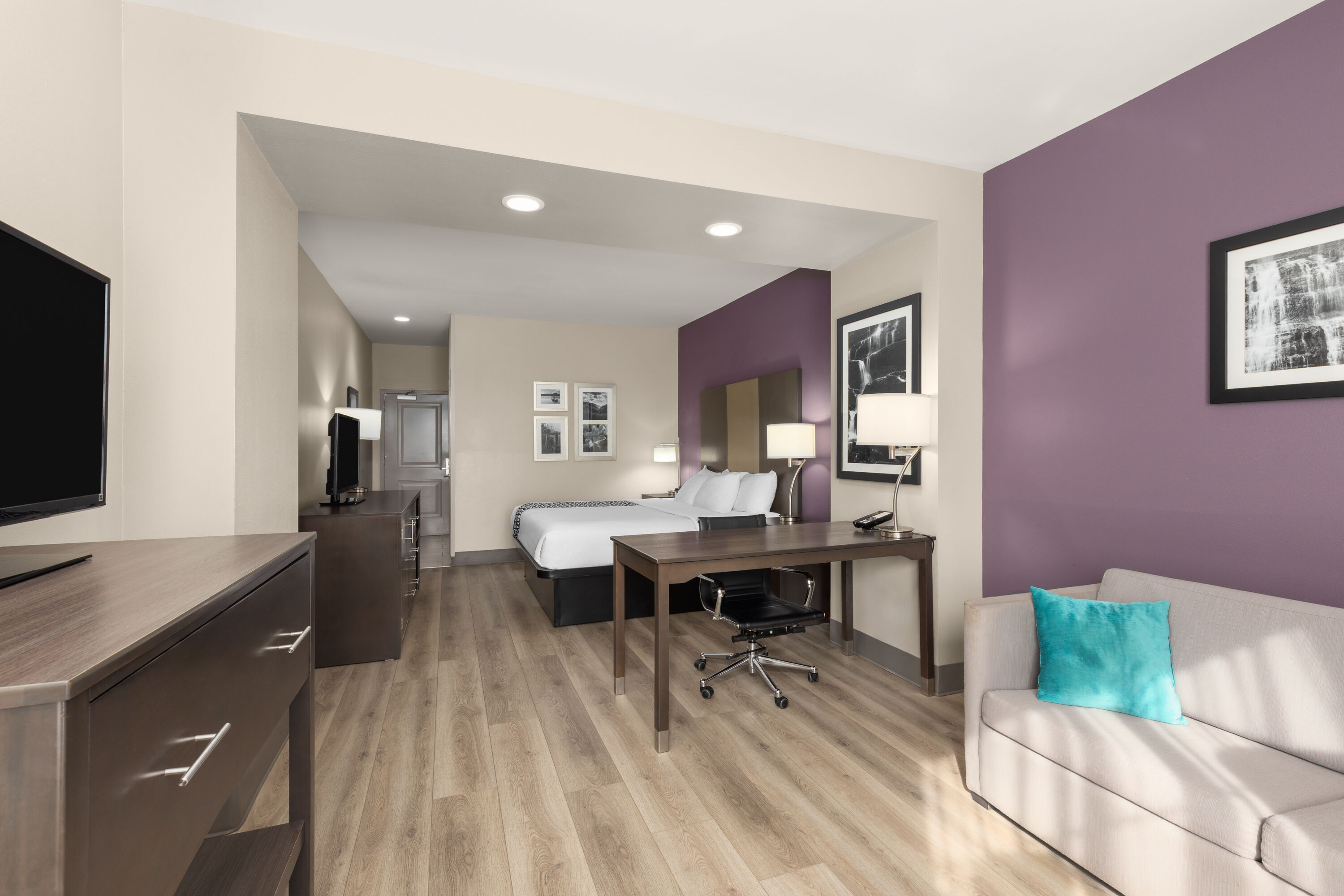 Guest room at the La Quinta Inn & Suites by Wyndham Chattanooga - Lookout Mtn in Chattanooga, Tennessee