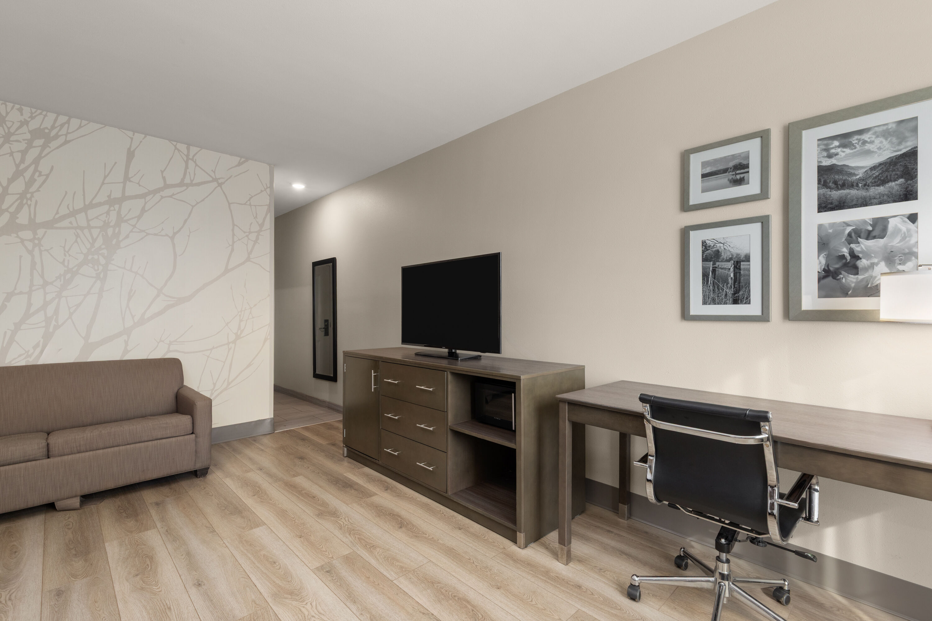 Guest room at the La Quinta Inn & Suites by Wyndham Chattanooga - Lookout Mtn in Chattanooga, Tennessee