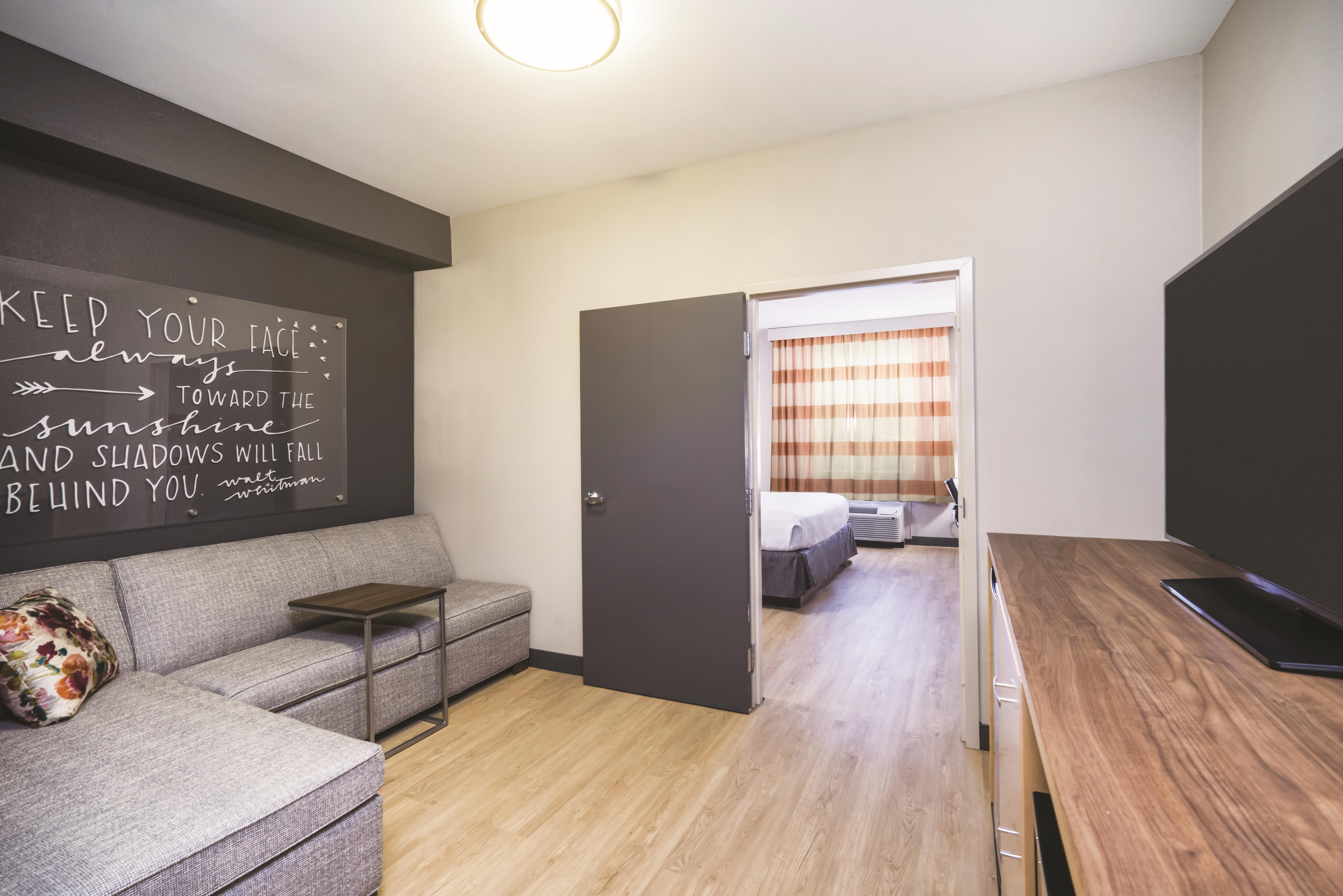 La Quinta Inn & Suites by Wyndham Chattanooga-Hamilton Place suite in Chattanooga, Tennessee