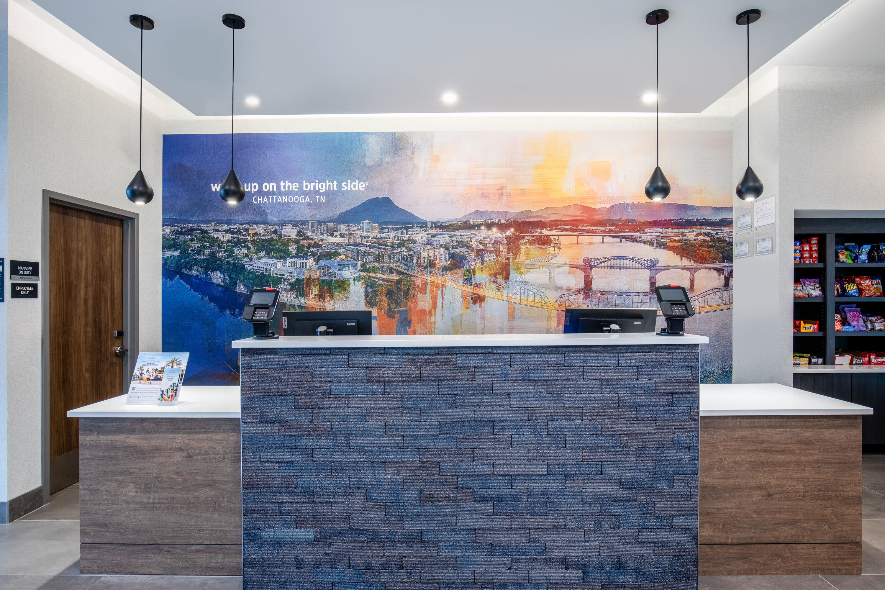 La Quinta Inn & Suites by Wyndham Chattanooga Downtown/South reception in Chattanooga, Tennessee