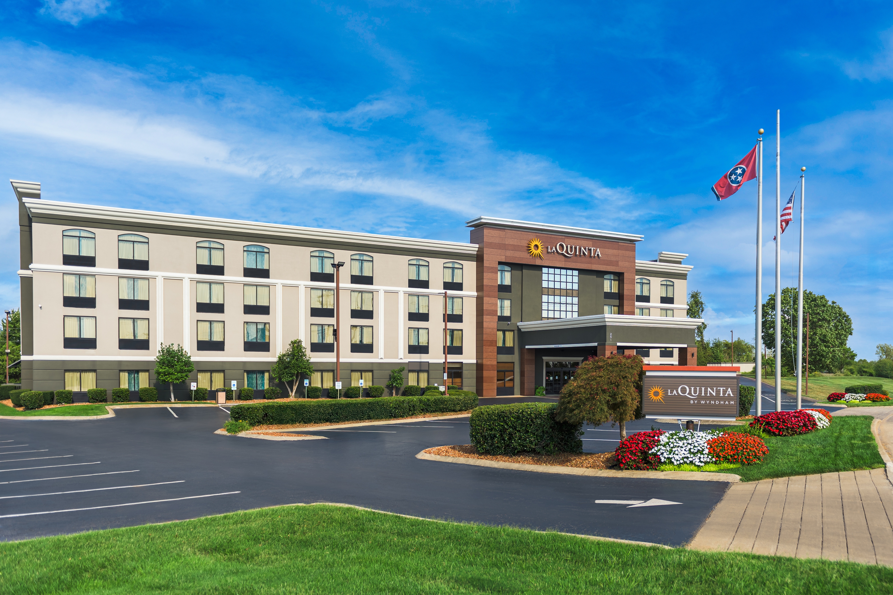 Exterior of La Quinta Inn & Suites by Wyndham Clarksville hotel in Clarksville, Tennessee