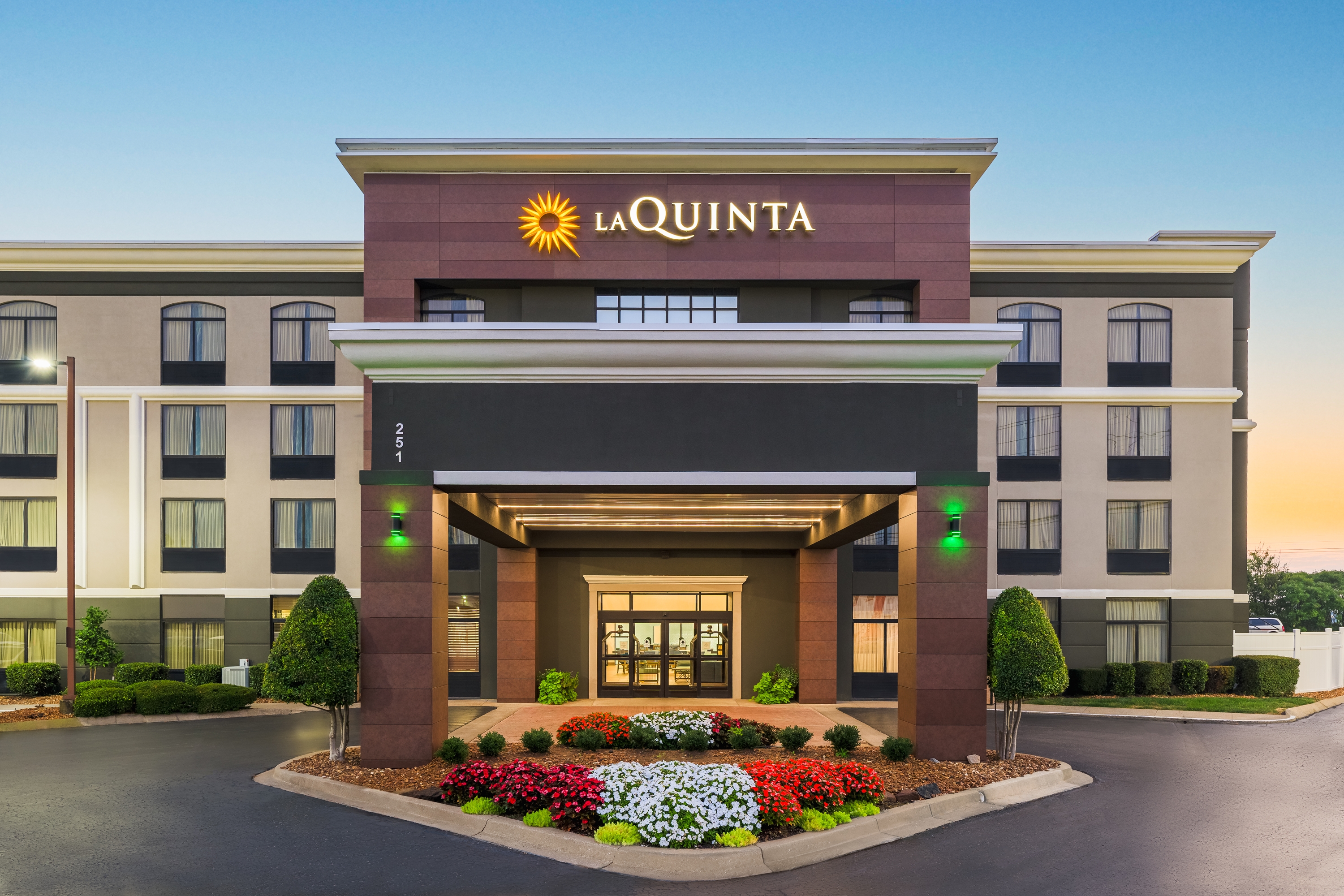 Exterior of La Quinta Inn & Suites by Wyndham Clarksville hotel in Clarksville, Tennessee