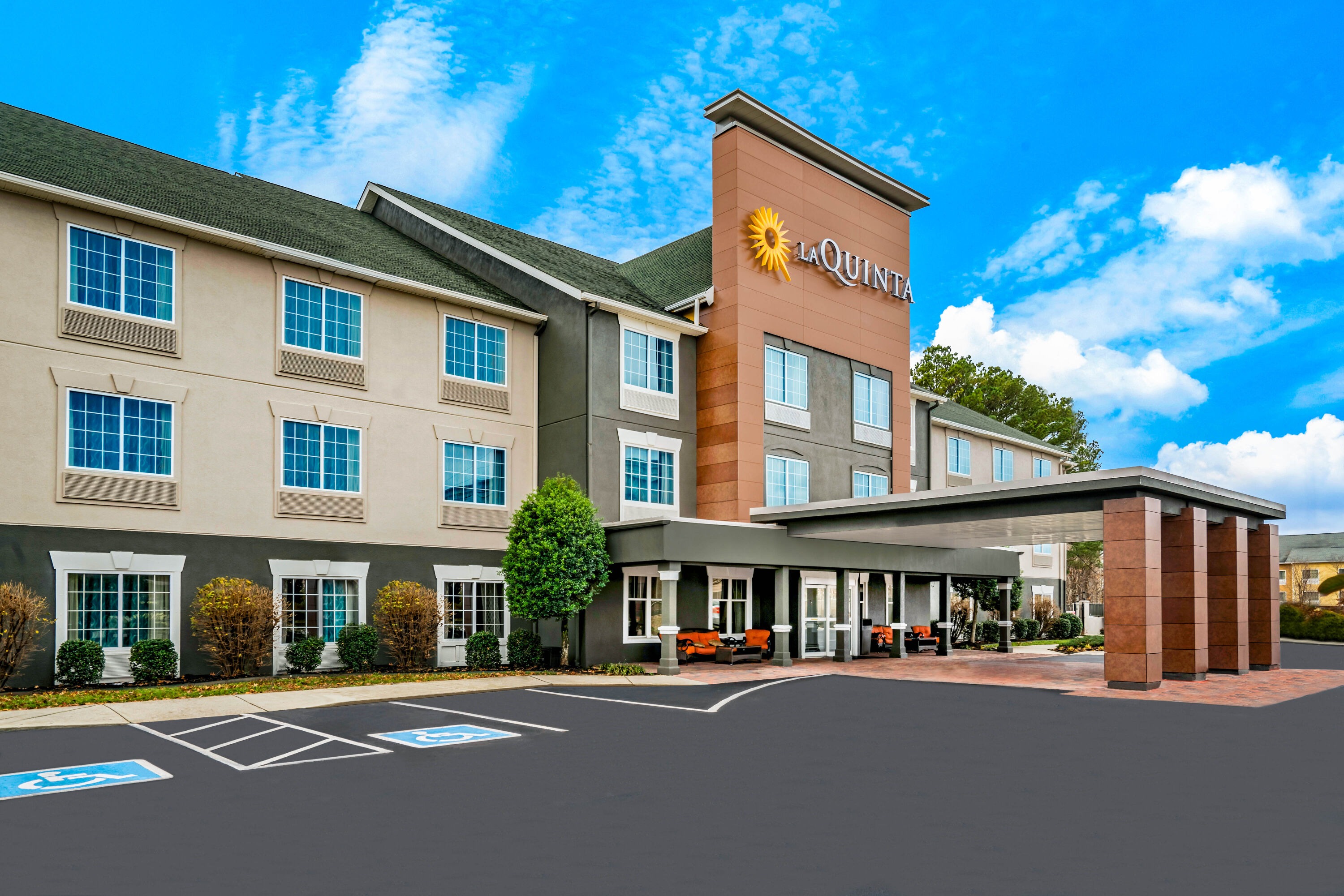 Exterior Day Image of La Quinta Inn & Suites by Wyndham Cookeville hotel in Cookeville, Tennessee